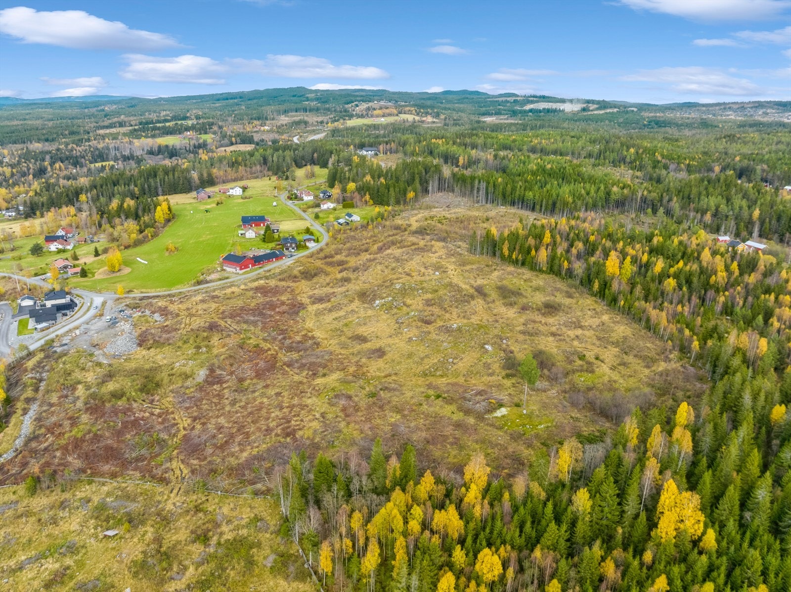 Landlig og populær beliggenhet i Moen.
Skrått terreng, som gir utsikt til alle. Galleribilde
