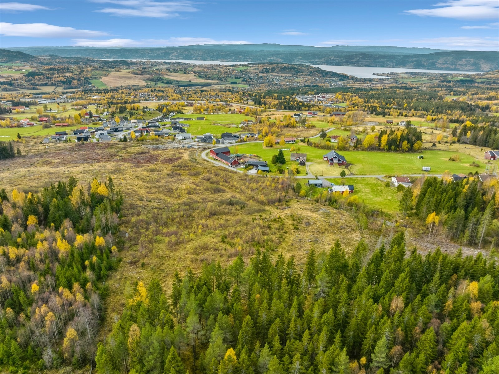 Velkommen til Øvre Lauvlia, boligtomter med luftig beliggenhet og fenomenal utsikt. Galleribilde