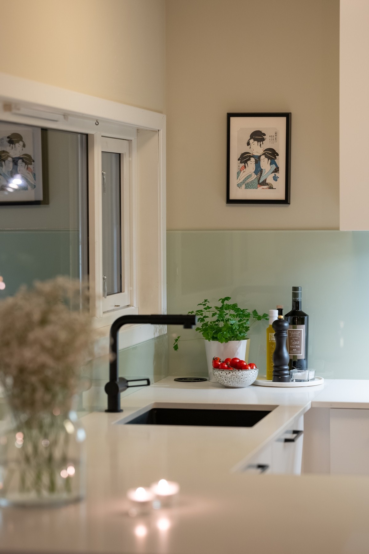 Blandebatteri med uttrekkbar kjede, samt sokkelskuffer. Galleribilde