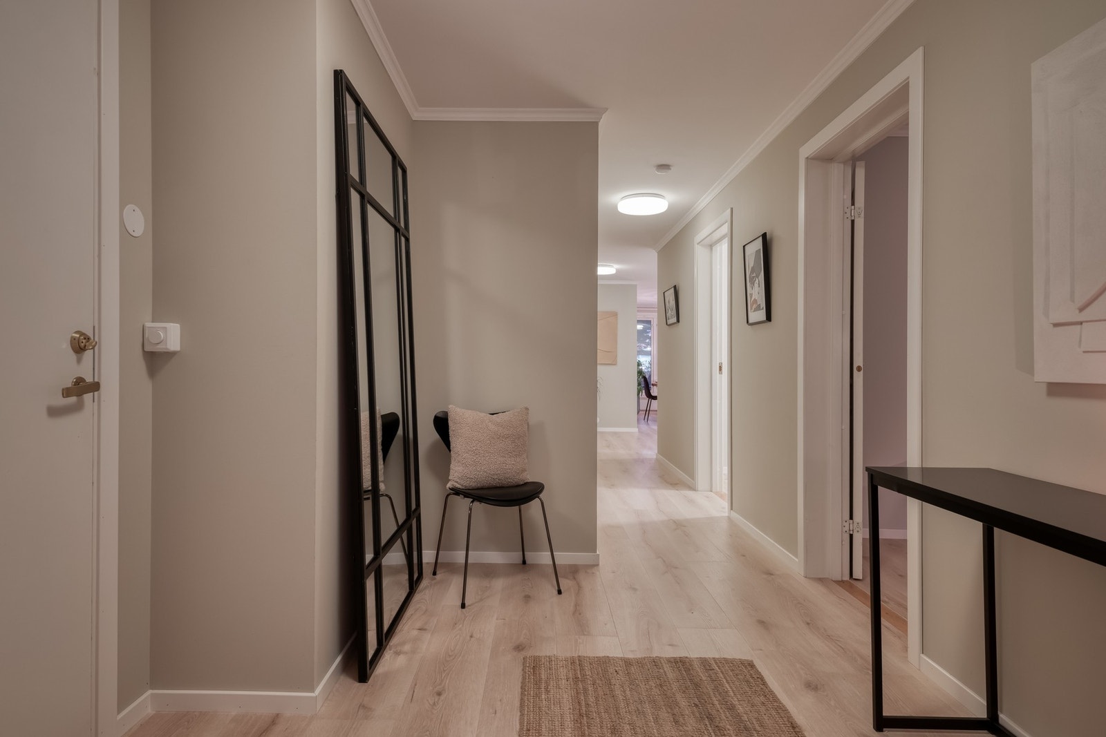 Entréen kveldstid. Galleribilde