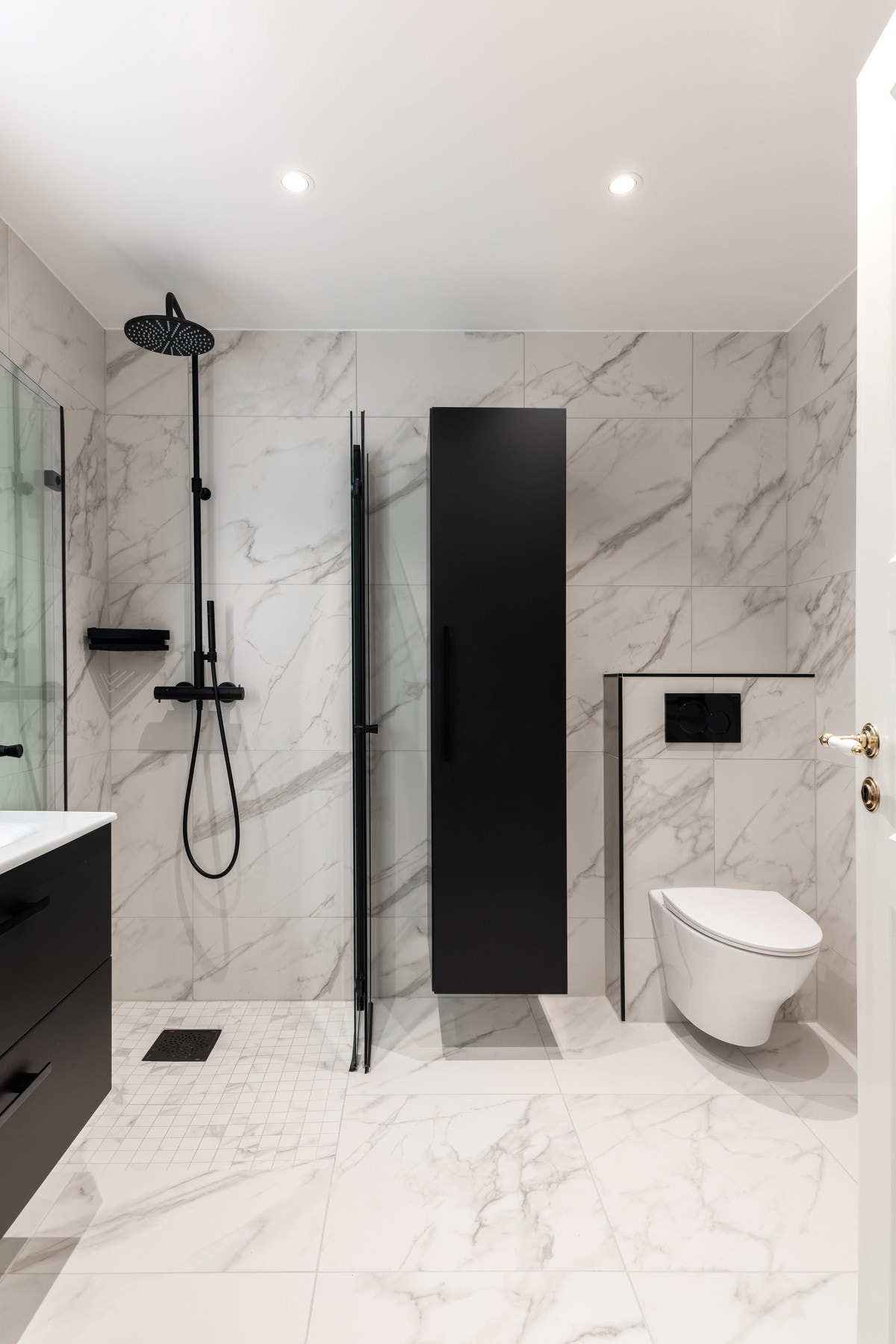 Nyrenovert bad fra 2023. Romslig utformet med god plass. Galleribilde