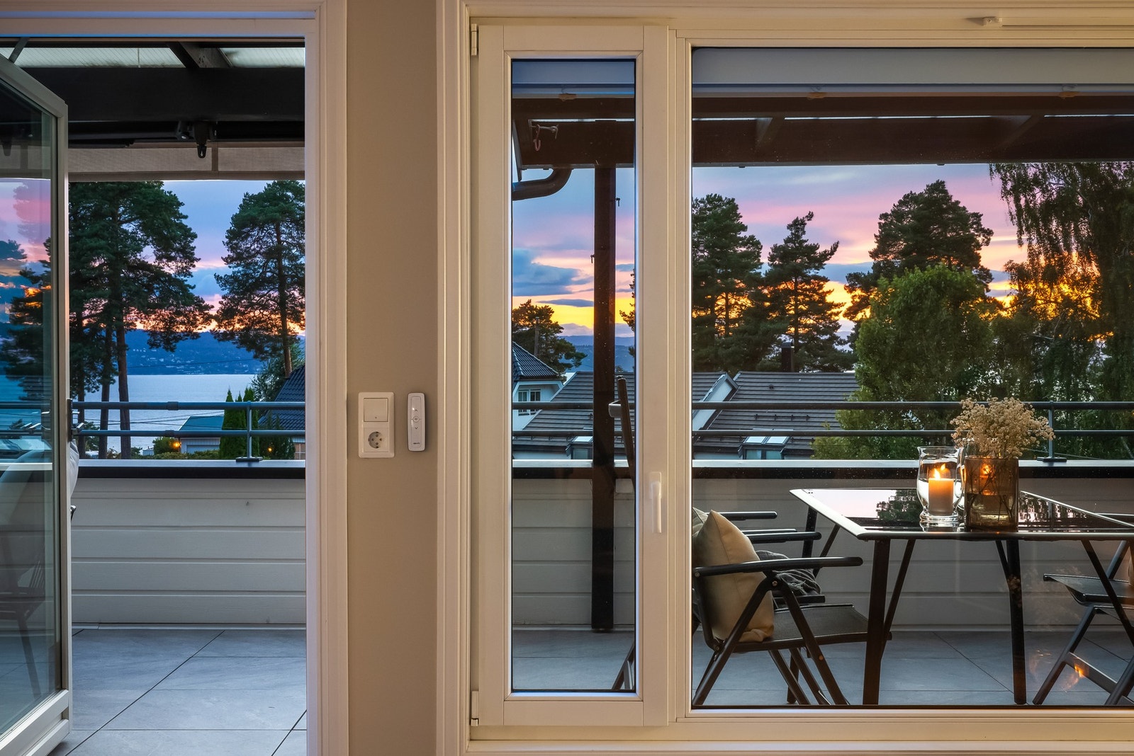 Heisadkomst og privat garasjeplass med el-bil lader. Galleribilde