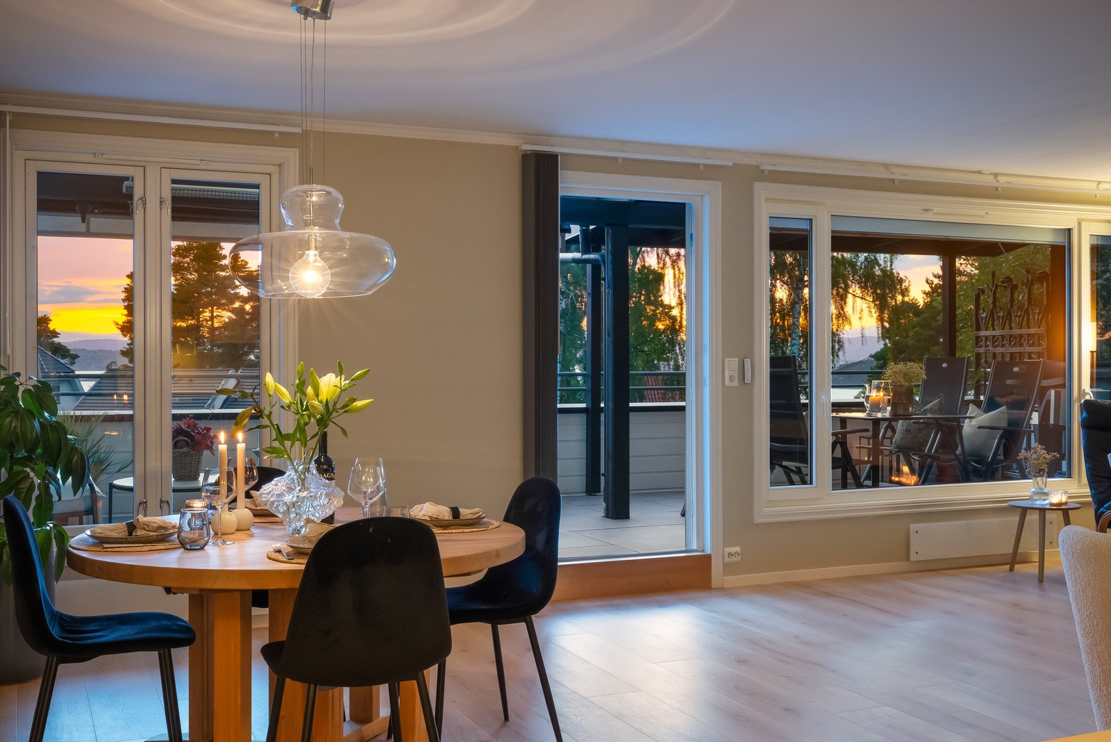 Hyggelig atmosfære etter mørkets frembrudd. Galleribilde