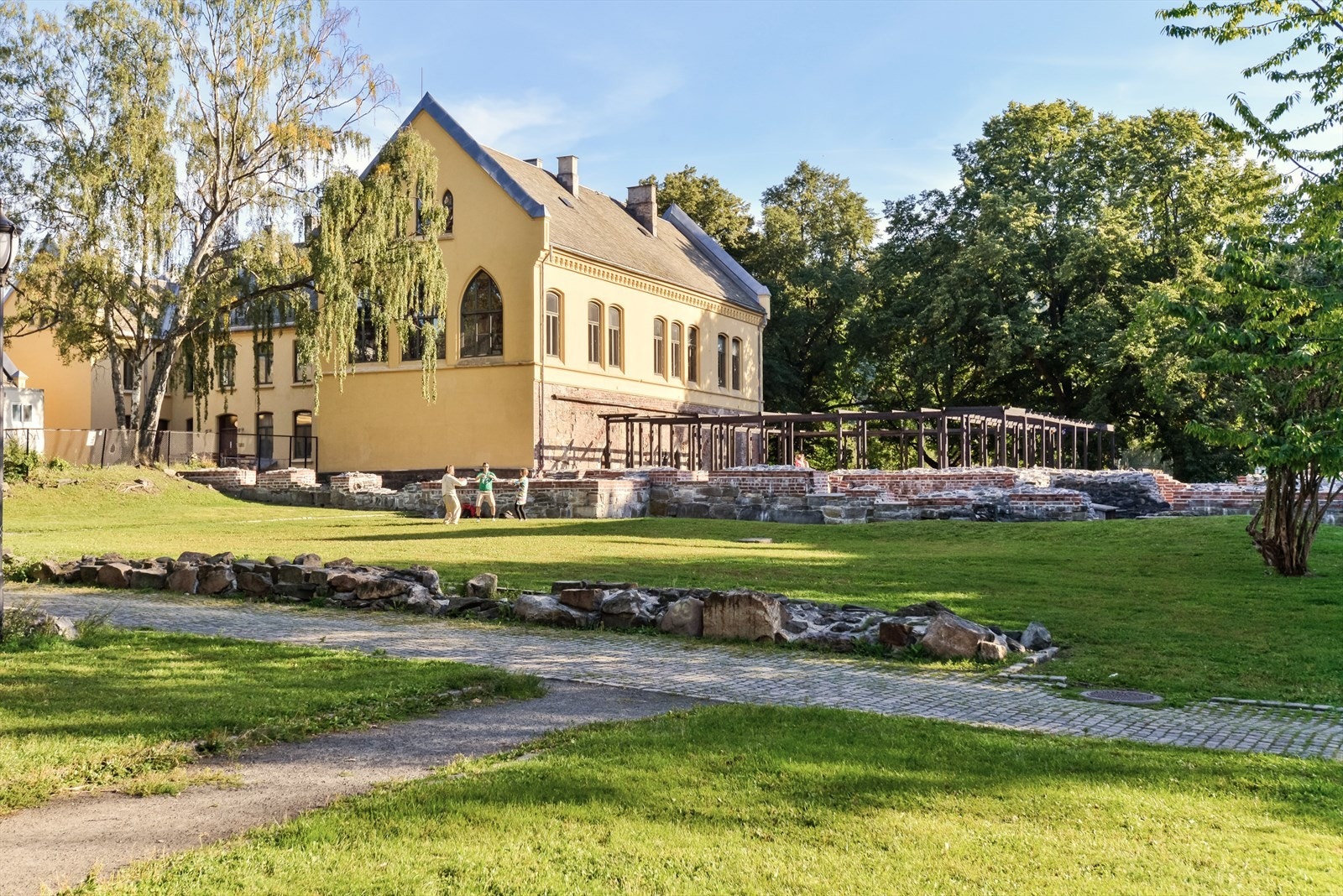 Det finnes en rekke grønne lunger i nærheten. Minneparken, på folkemunne kjent som Ruinparken, inneholder ruinene av Oslos første domkirke: Hallvardskatedralen, Olavsklosteret og Korskirken. Denne ligger bare noen få skritt fra inngangsdøren. Galleribilde