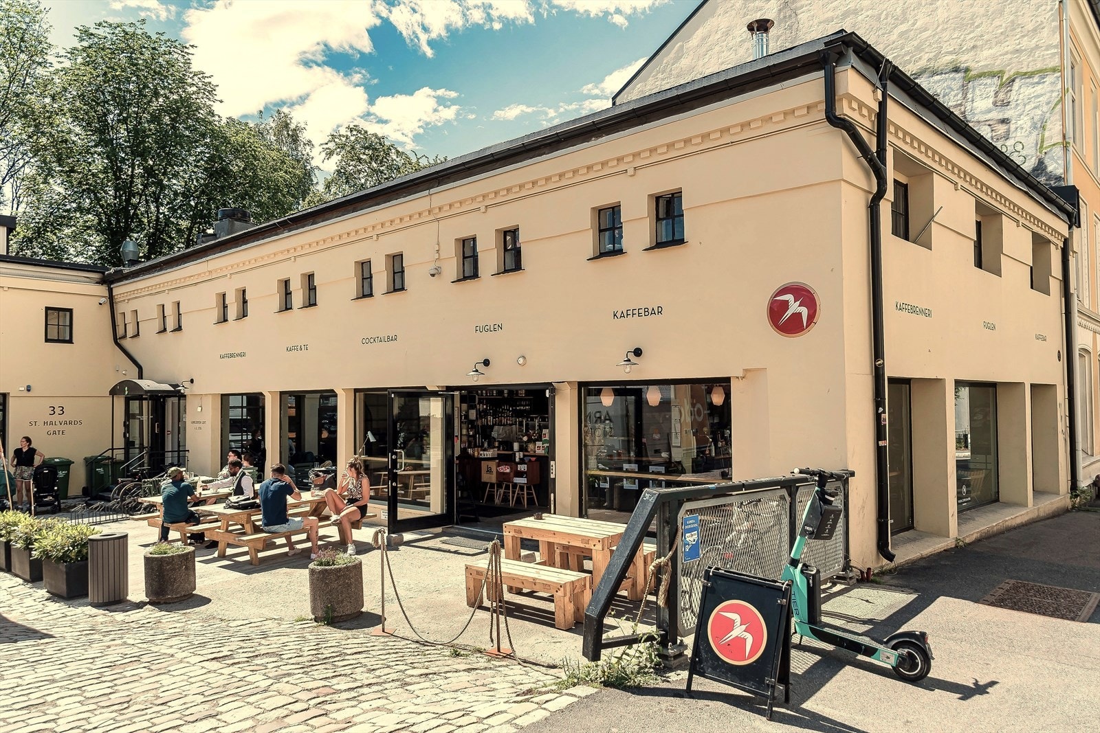 Populære Fuglen, kombinert kaffebrenneri, kafé og coctailbar er absolutt verdt et besøk! Galleribilde