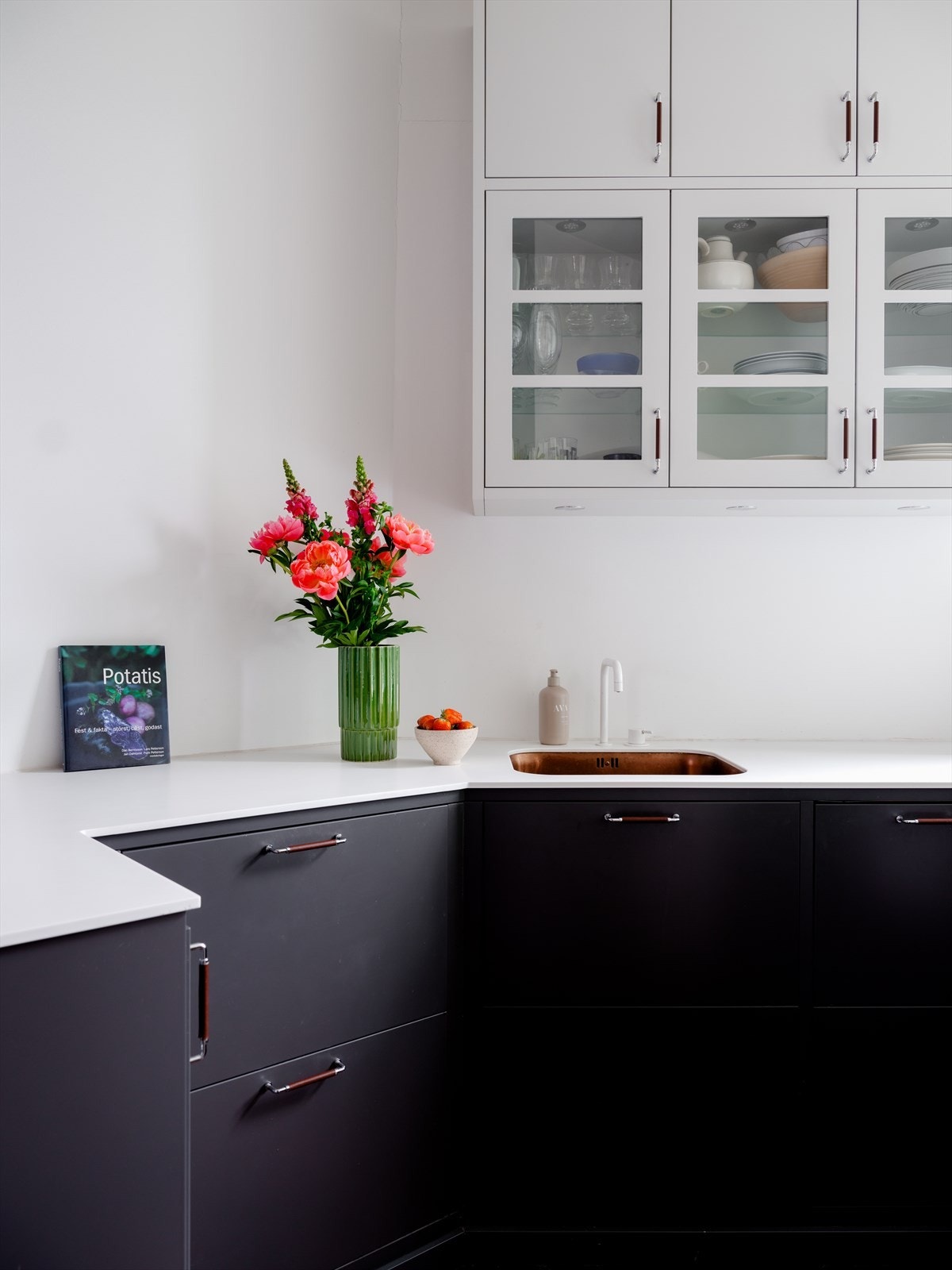 Innredningen var ny i 2015, og består av en stilren kombinasjon av mørke fronter med håndtak i stål og lekre detaljer. Elegant hvit benkeplate med nedfelt kum og blandebatteri fra Vola. Stekeovn, platetopp og oppvaskmaskin er integrert i innredningen. Galleribilde
