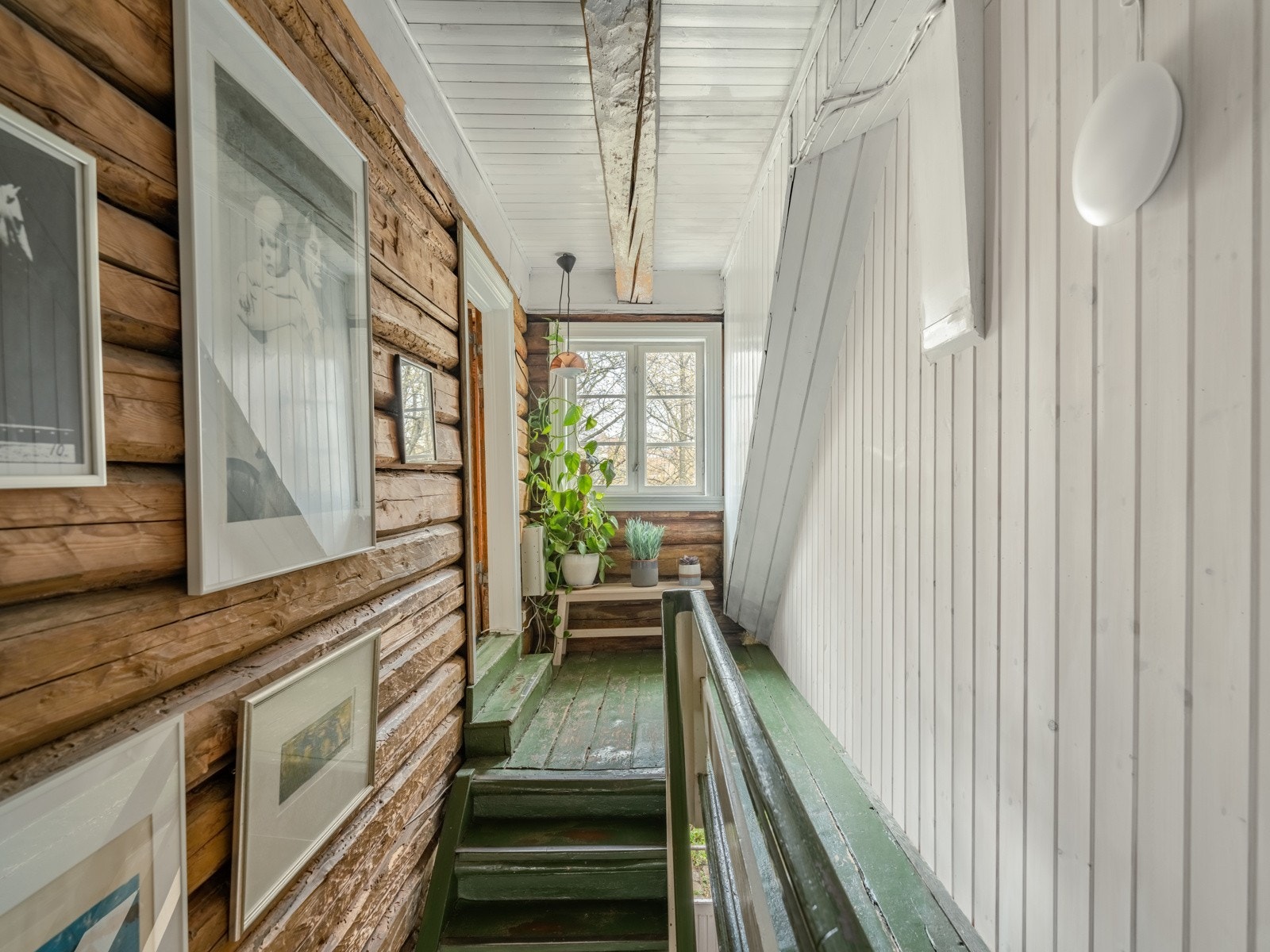 Nydelig vindu ut mot hagen. Galleribilde