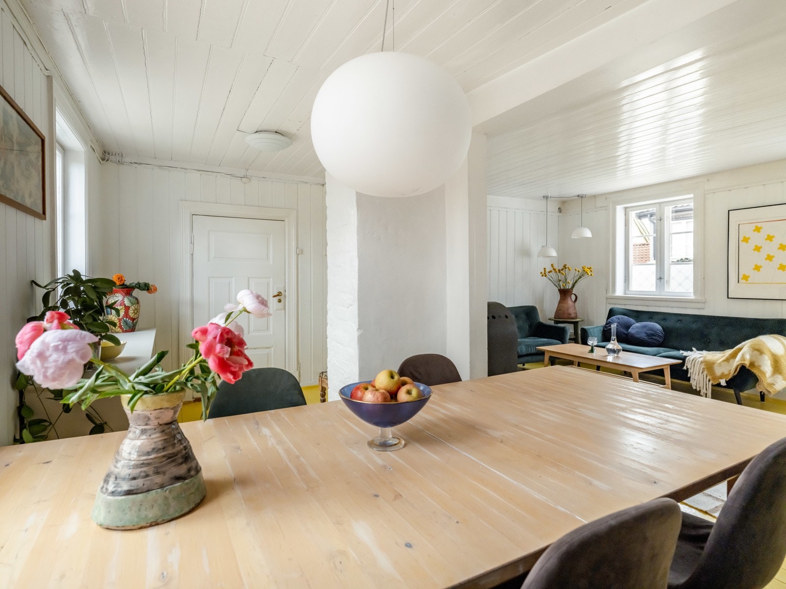 Her er stua sett fra kjøkkenet. Galleribilde