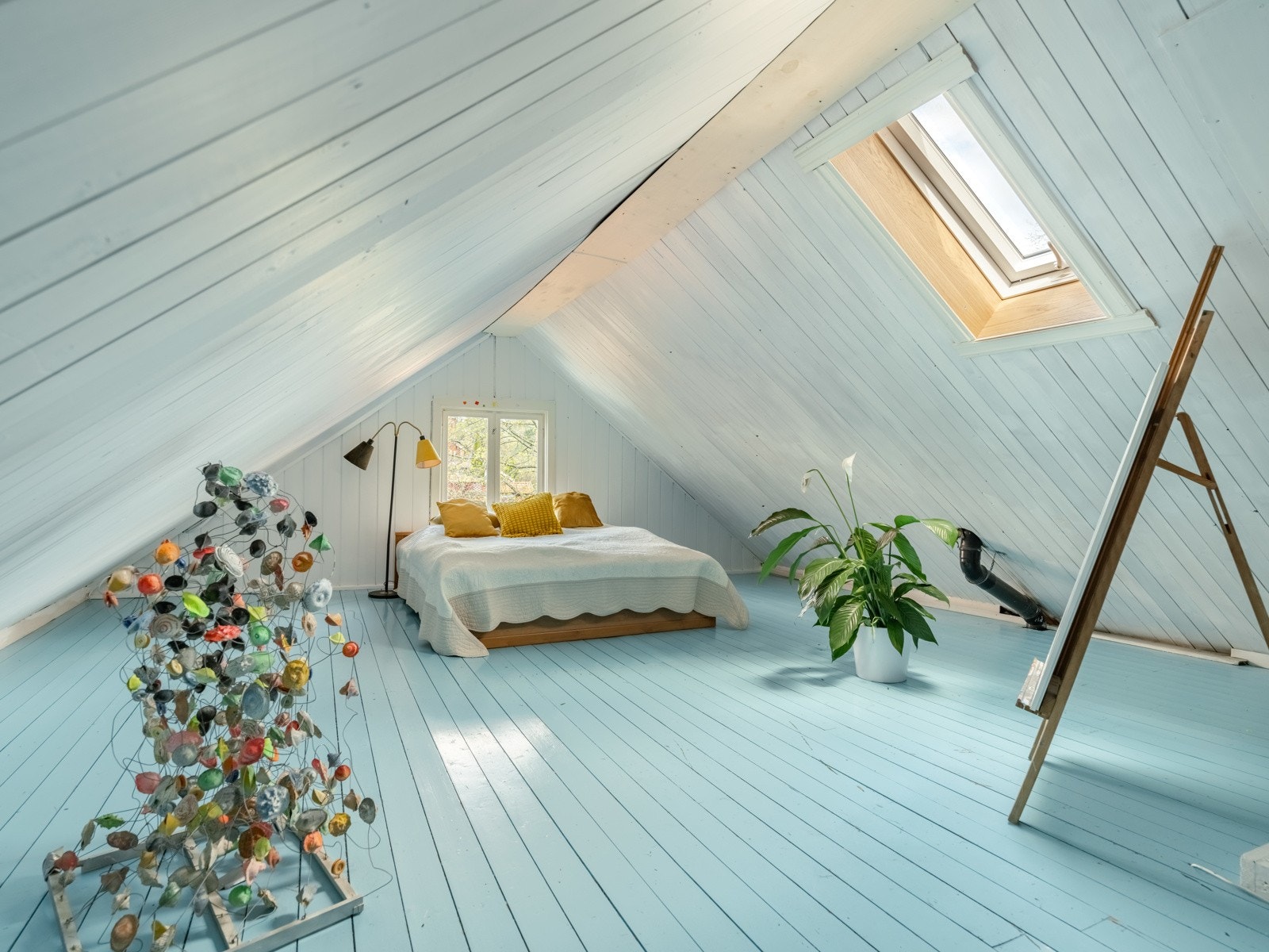 Loftsetasjen er stor, og selv om det bare er 20 kvm. målbart areale her oppe er gulvet på hele 51 kvm. Galleribilde