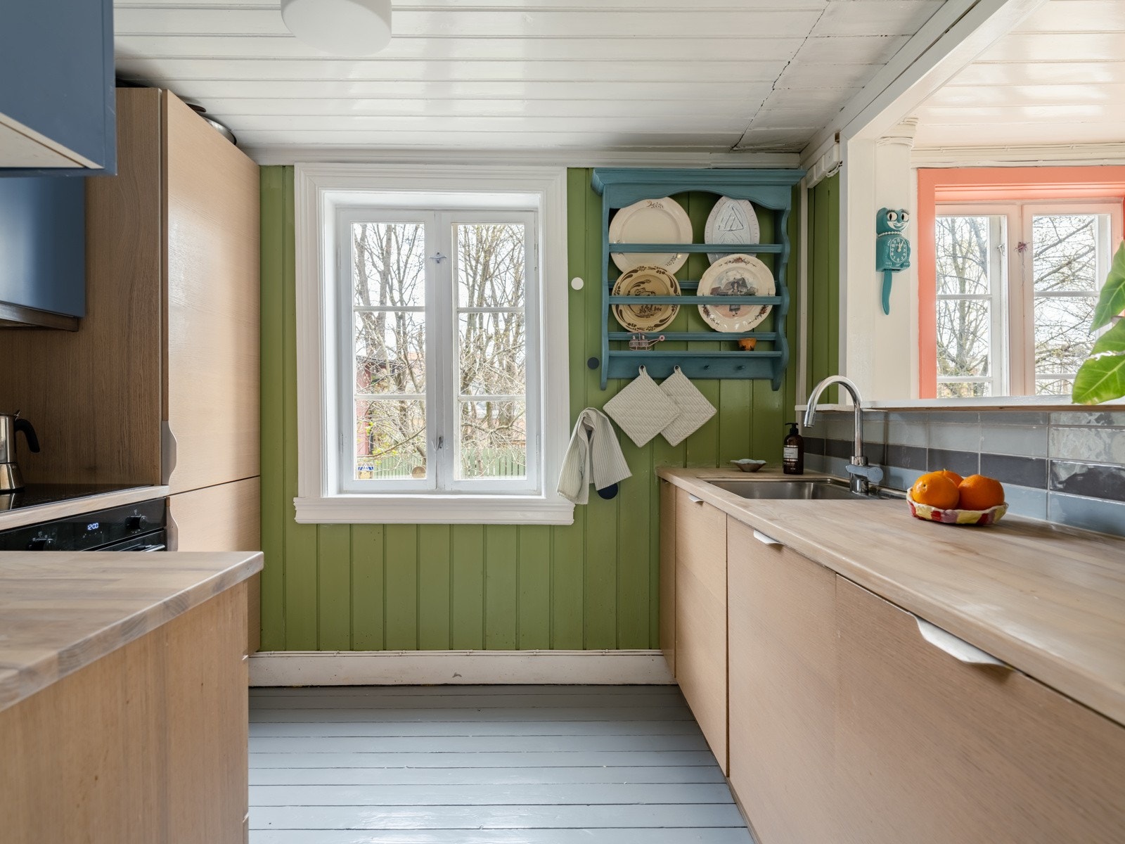 Kjøkkenet i seg selv er en utrolig koselig krok, med nyslipte benkeplater. Galleribilde