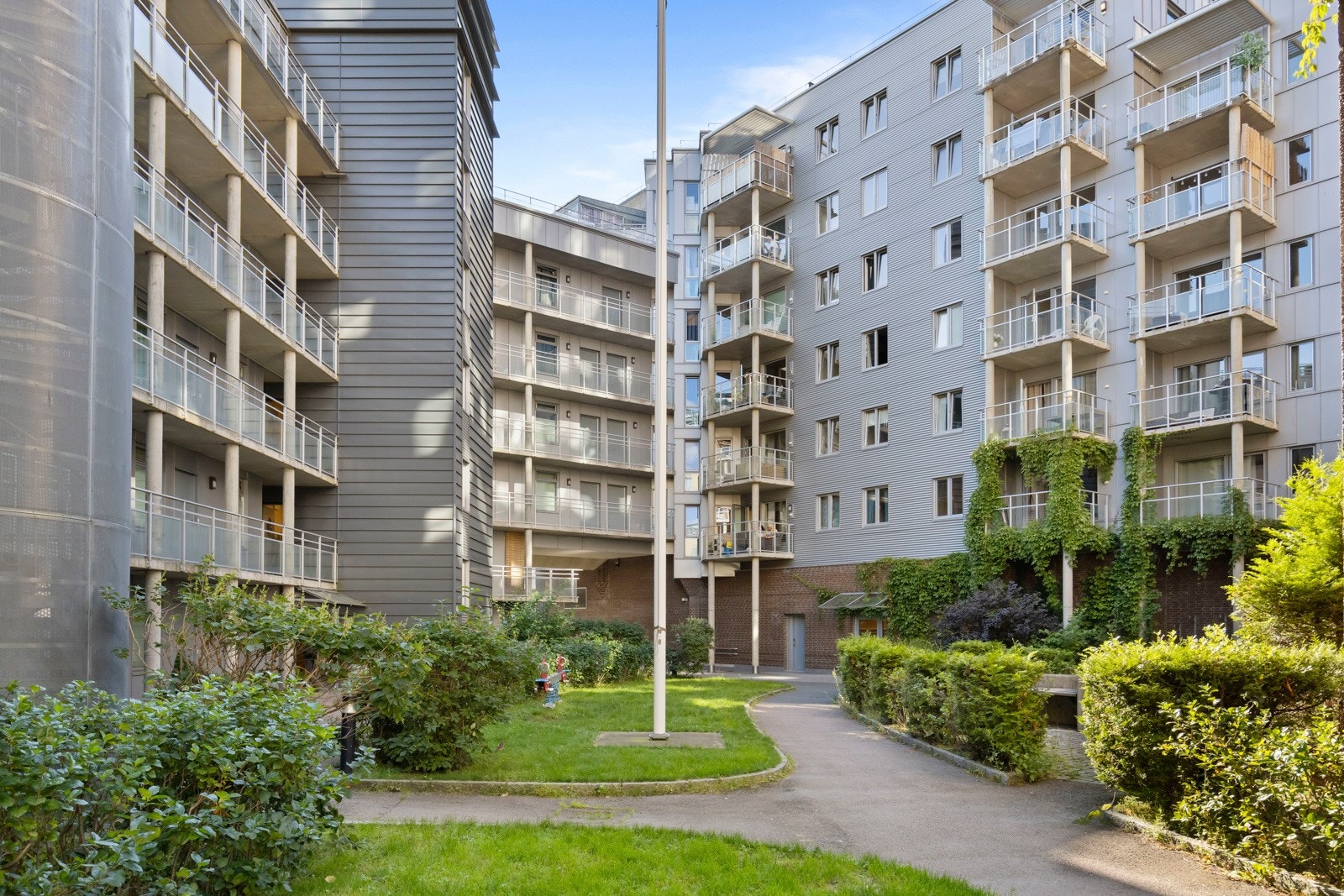 Sameiet heter Wexels Plass Abc Sameie og består av 135 seksjoner, herav 134 boligseksjoner og 1 næringsseksjon (garasje). Det er tidvis garasjeplasser til leie. Galleribilde