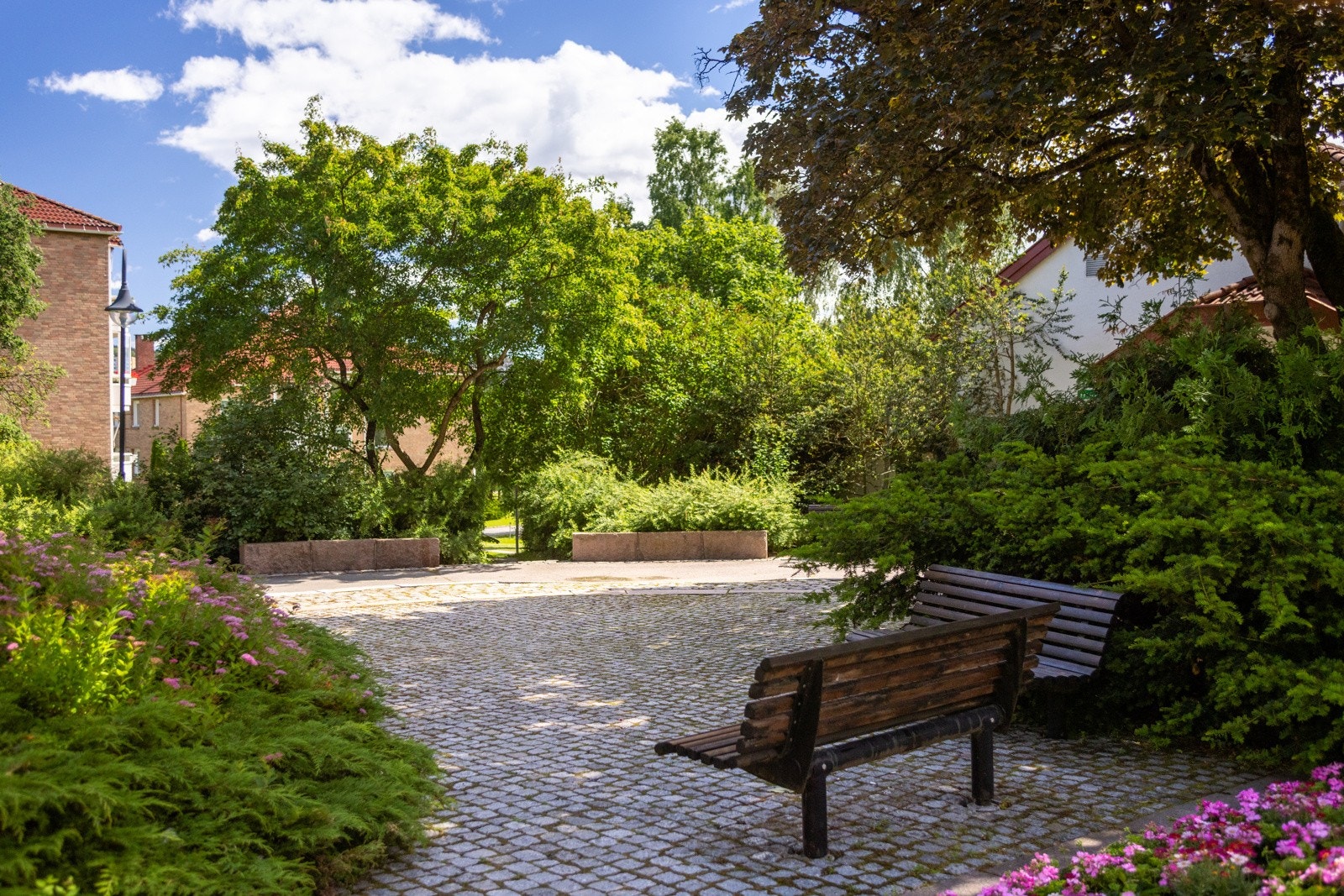 Flere sittegrupper og samlings steder ute for sosial omgang Galleribilde