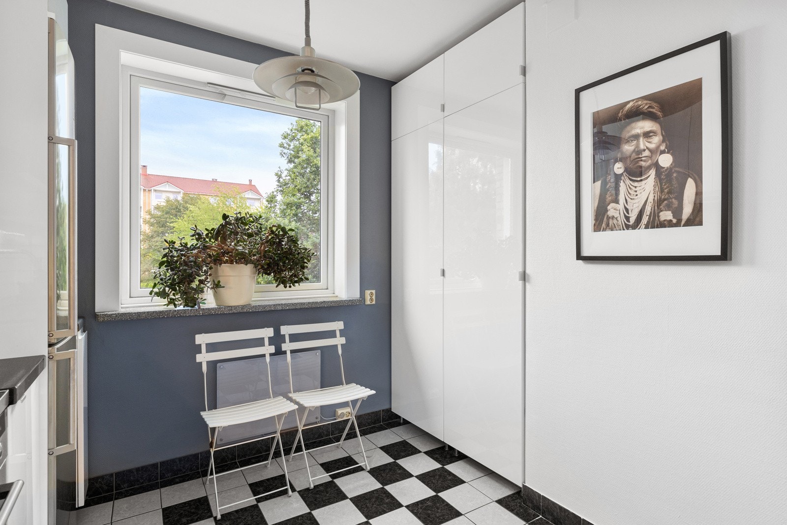 Plass til et lite kjøkkenbord ved vindu Galleribilde