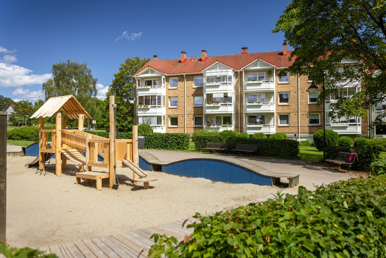 Frodige fellesareal og lekeplasser i borettslaget Galleribilde