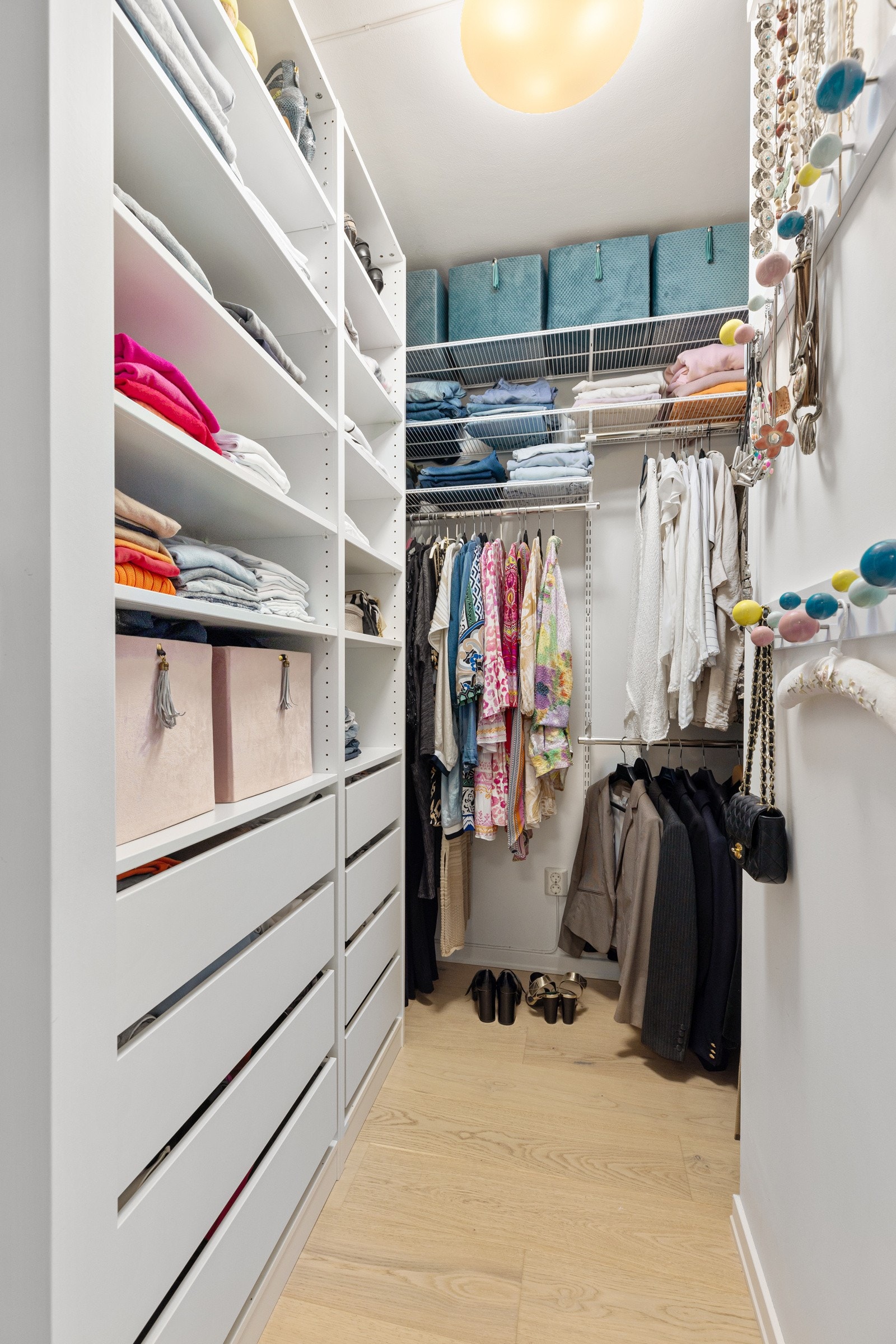 Walk-in garderobe som en del av soverommet Galleribilde