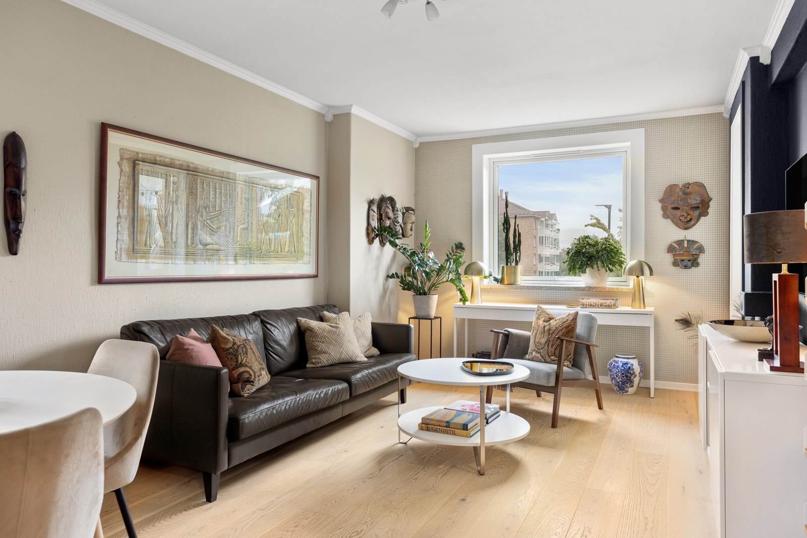 Luftig stue med lysflater fra tre himmelretninger Galleribilde