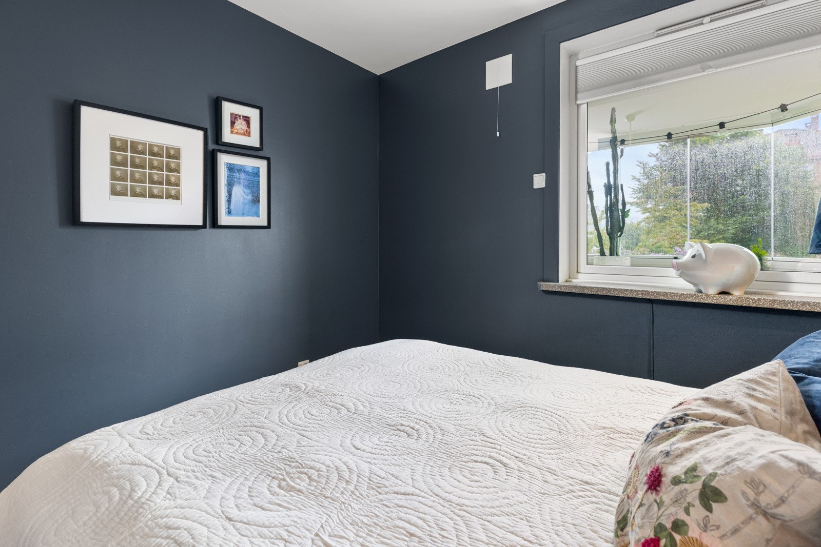 Vindu mot sval side av bygget. Plass til dobbeltseng Galleribilde