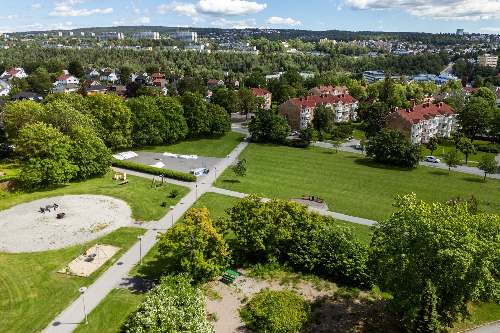 Teisenparken, rett nord for bborettslaget Galleribilde