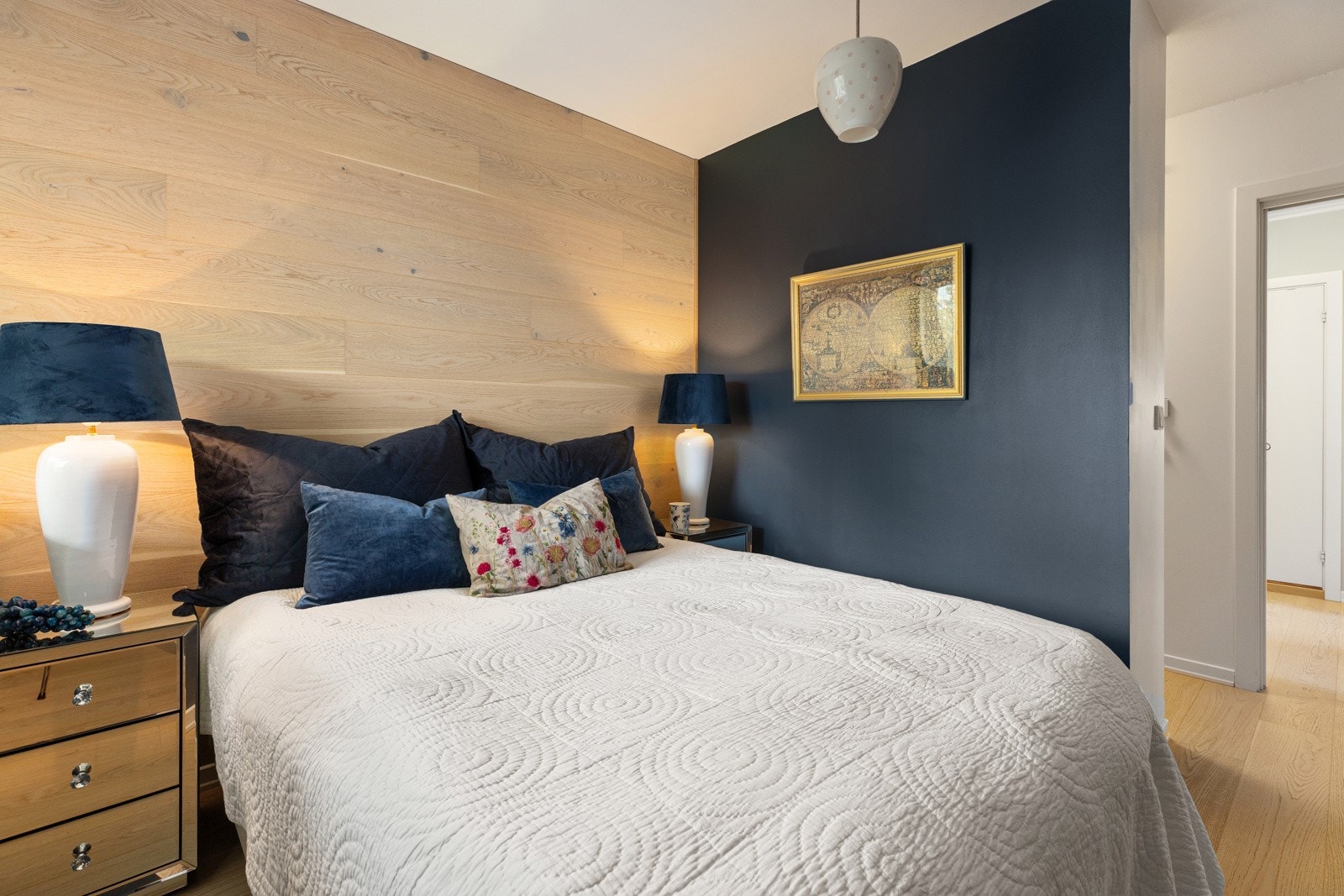 Gulvet er trukket opp på den ene veggen for å gi en markørvegg og sengegavel Galleribilde