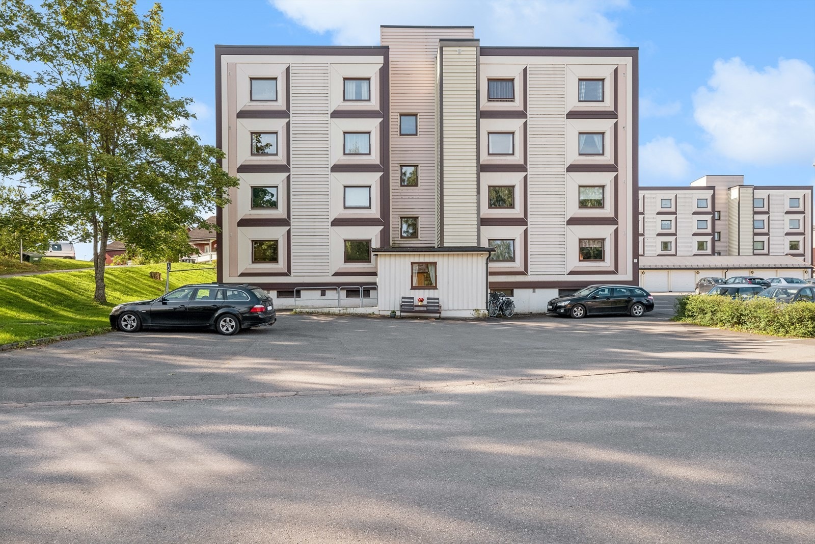 Romslig parkeringsplass Galleribilde