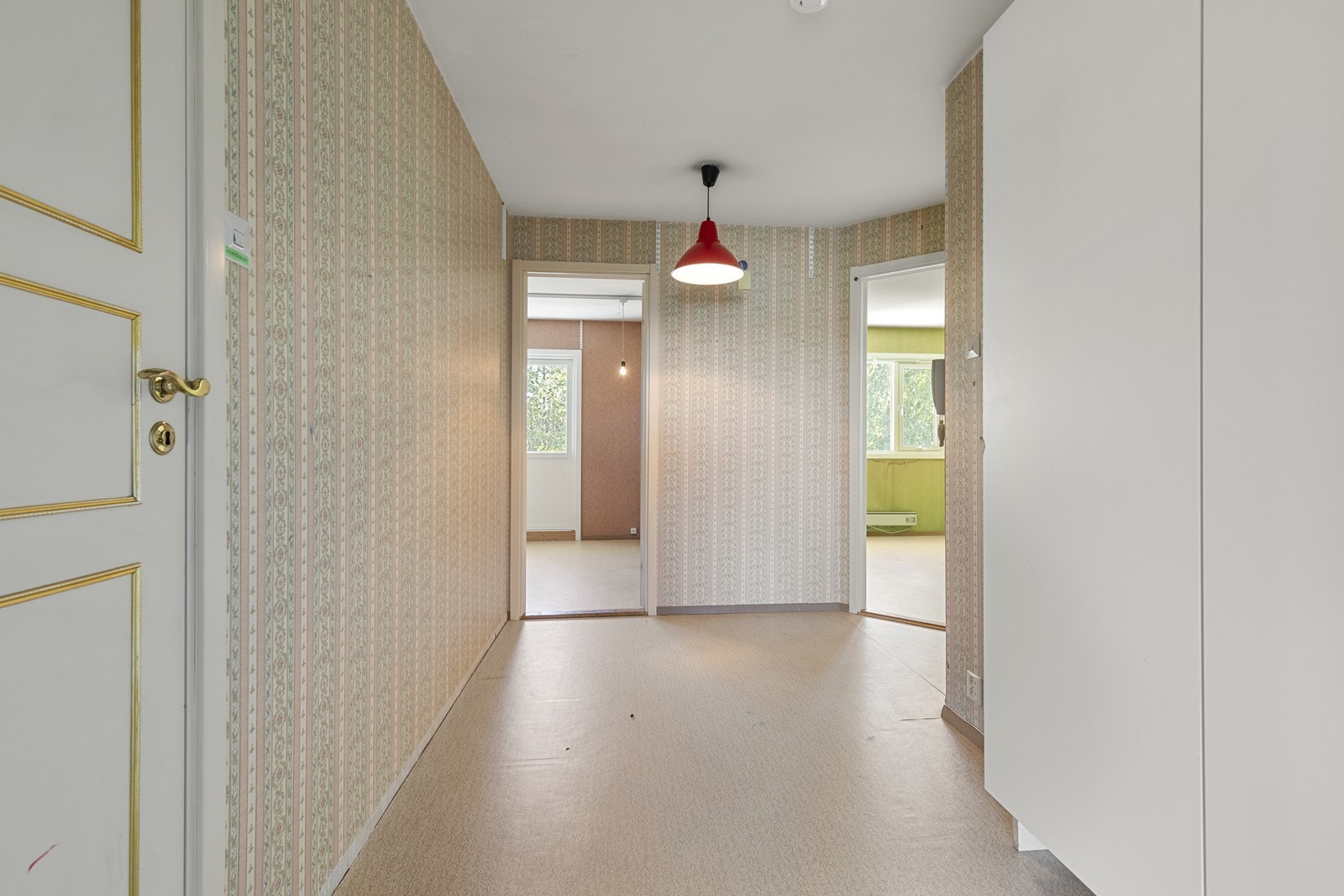 Den andre veien er det dør inn til et soverom og til spisestuen. Badedøren er nærmest på bildet, på venstre side. Galleribilde