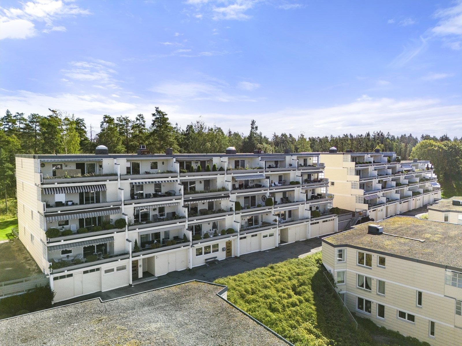 Flotte terrasseblokker med fin utsikt og gode solforhold. Romslige, fine fellesområder rundt blokkene. Galleribilde