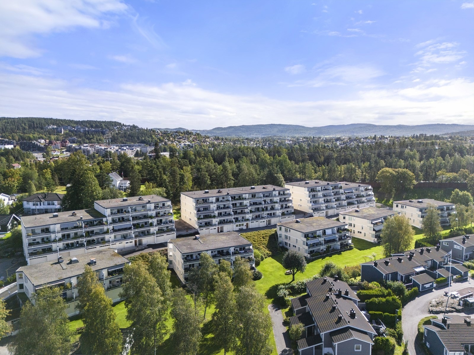 Velkommen til Starveien 14B - et 3-roms oppussingsobjekt beliggende i toppetasjen av en terrasseblokk i fine omgivelser på Høybråten Galleribilde