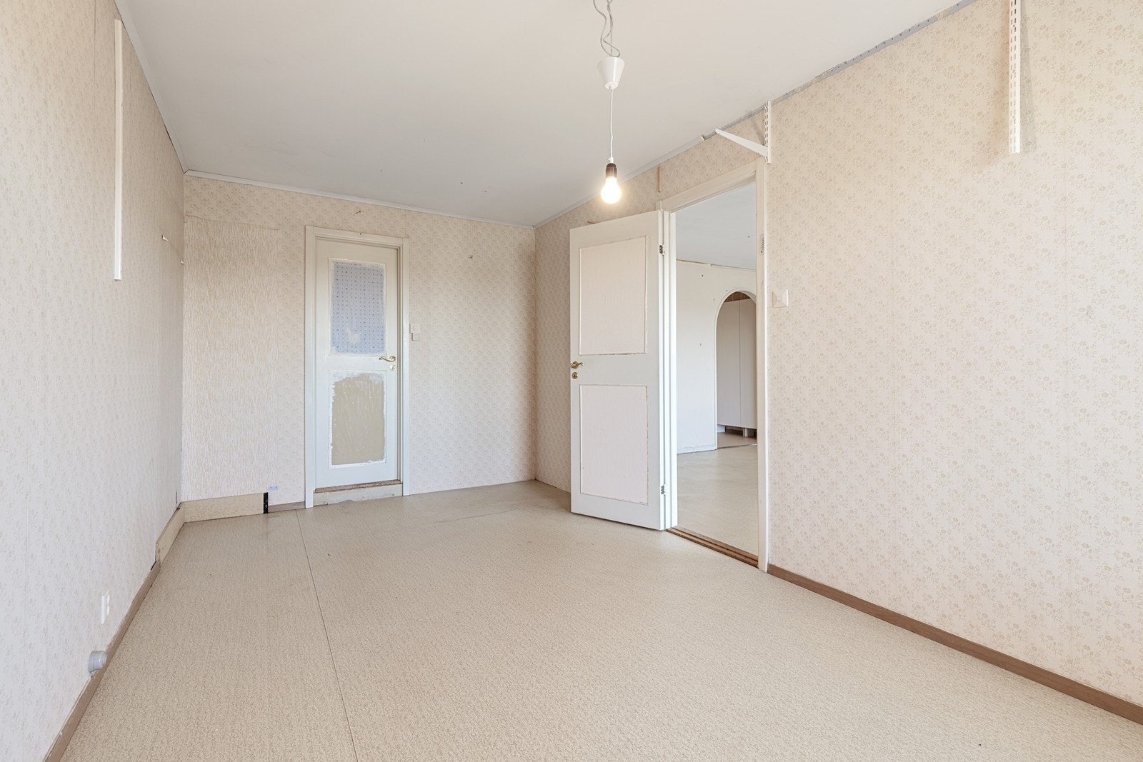 Dør inn fra stuen og dør videre inn til et av baderommene. Galleribilde