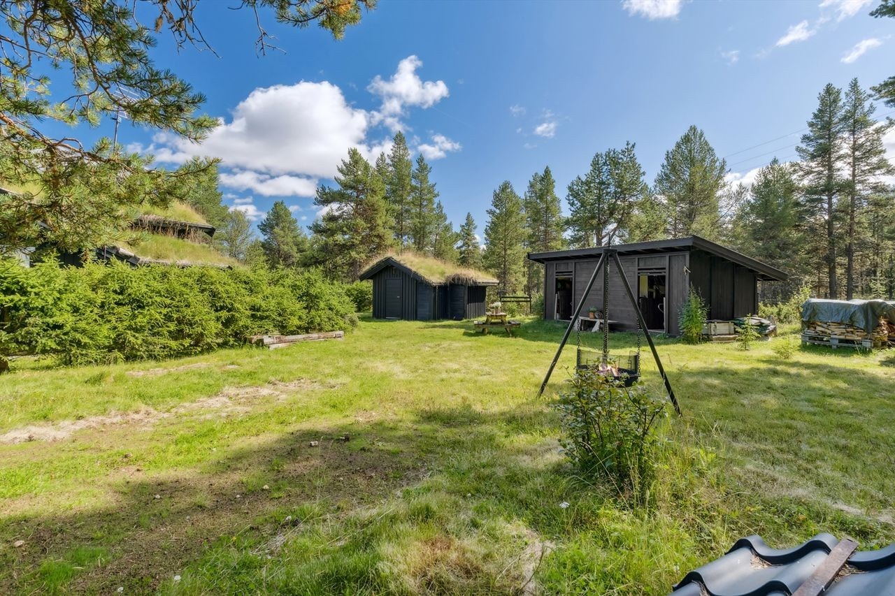 Uthus med to boder og en liten utedo samt et eget vedskjul Galleribilde