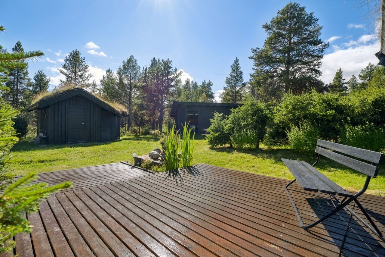 Solrik terrasseplatting utenfor hovedbygningen Galleribilde