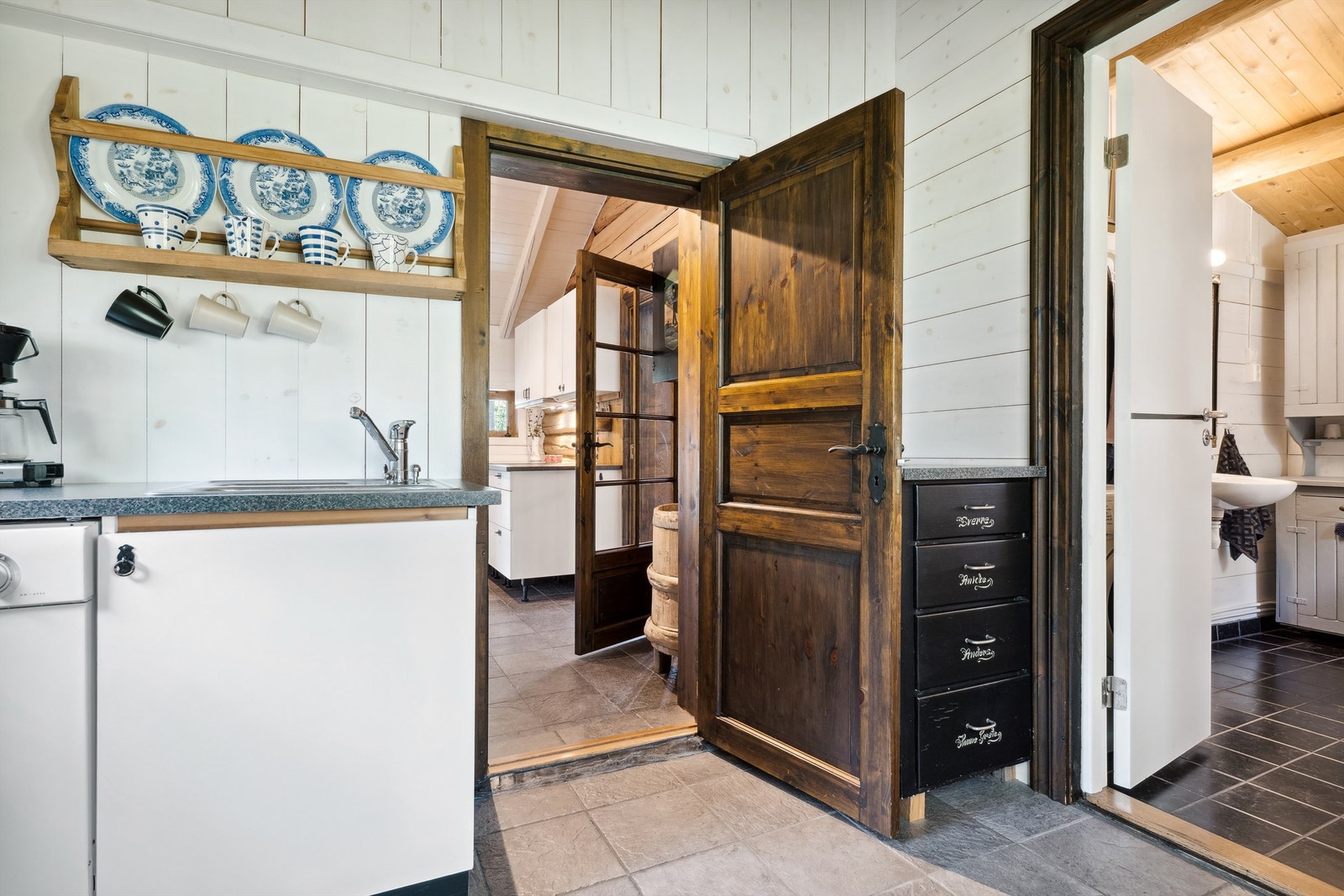 Eget rom med kjøkkenets våtsone - Opplegg for oppvaskmaskin Galleribilde