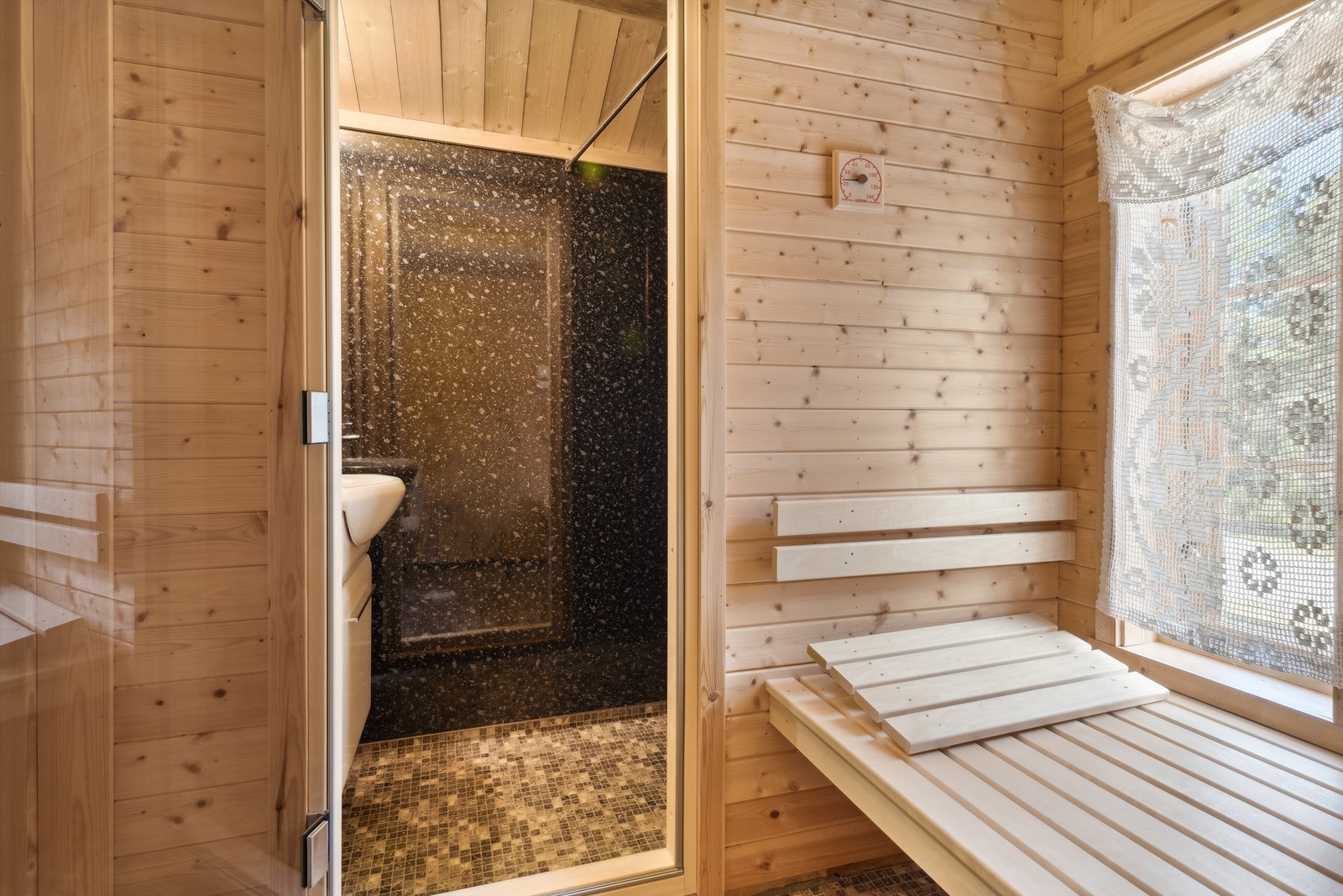 I tilknytning til badstua er det et mindre dusjrom med servant Galleribilde