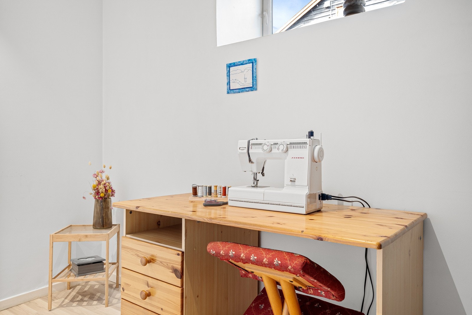 Lyst og romslig som fint kan innredes med seng eller annet møblement. Galleribilde