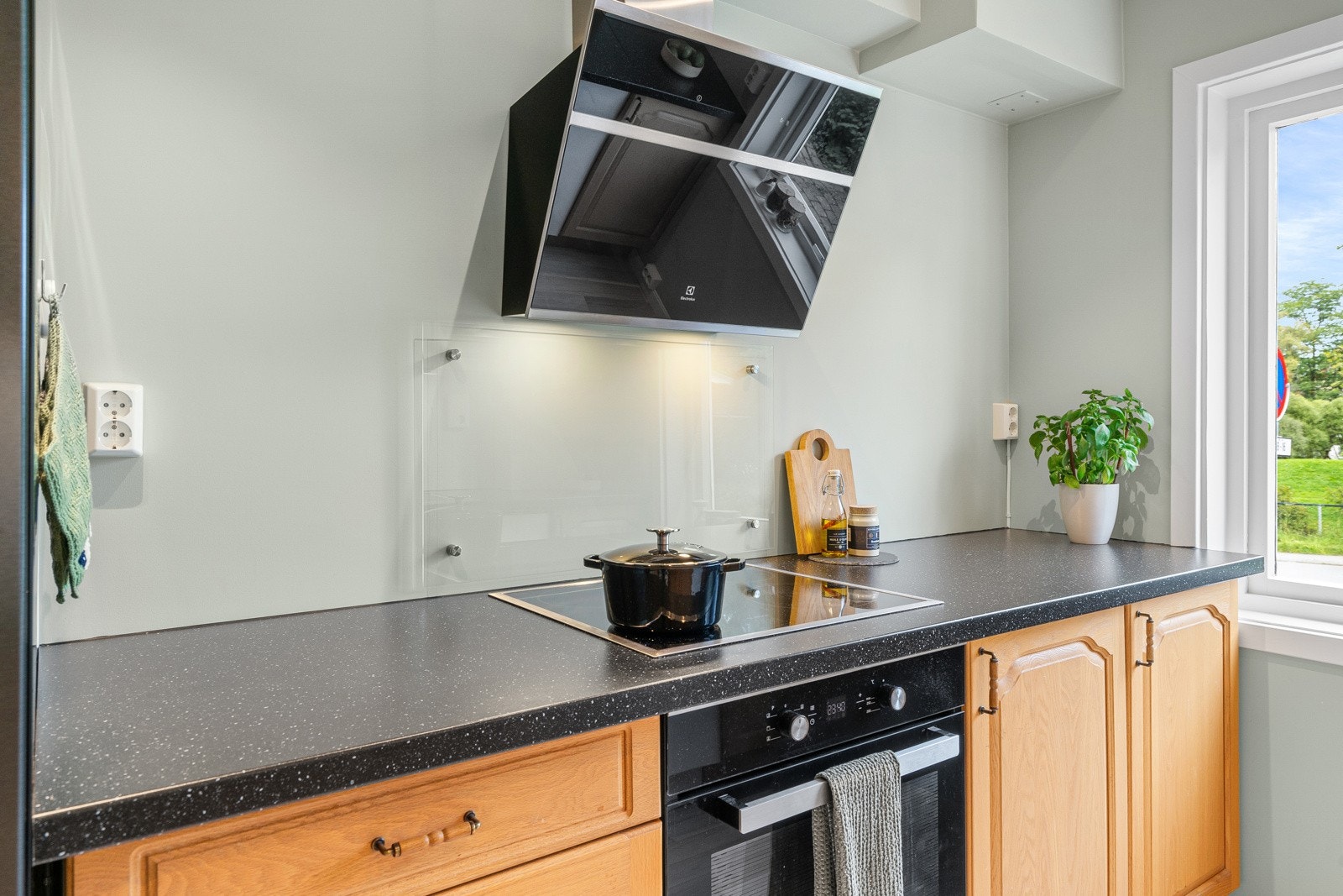 Det er innredet med profilerte fronter og benkeplate av laminat, samt integrert stekeovn og platetopp. Galleribilde