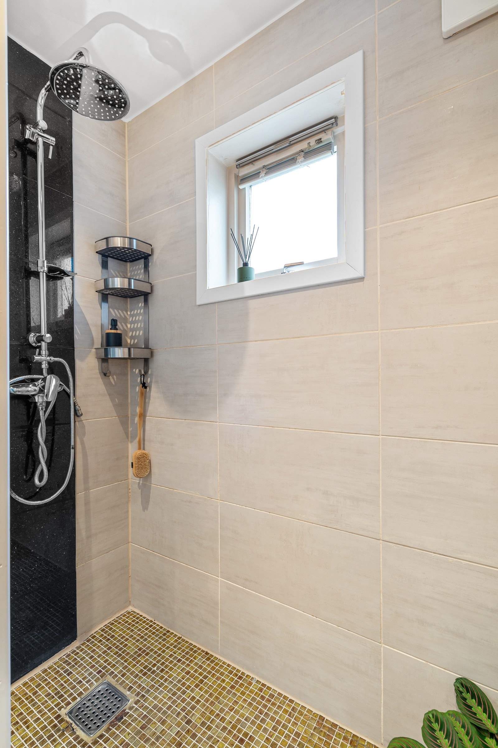 Vegghengt dusjarmatur med både hånd- og regndusj. Galleribilde