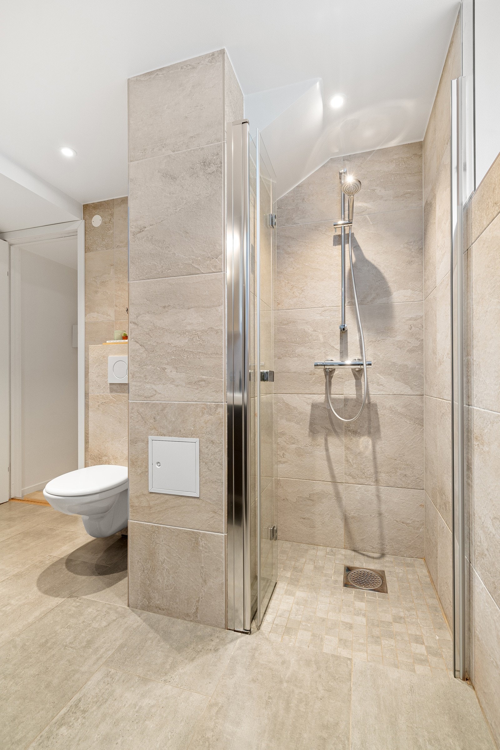 Moderne og romslig i lyse farger. Galleribilde