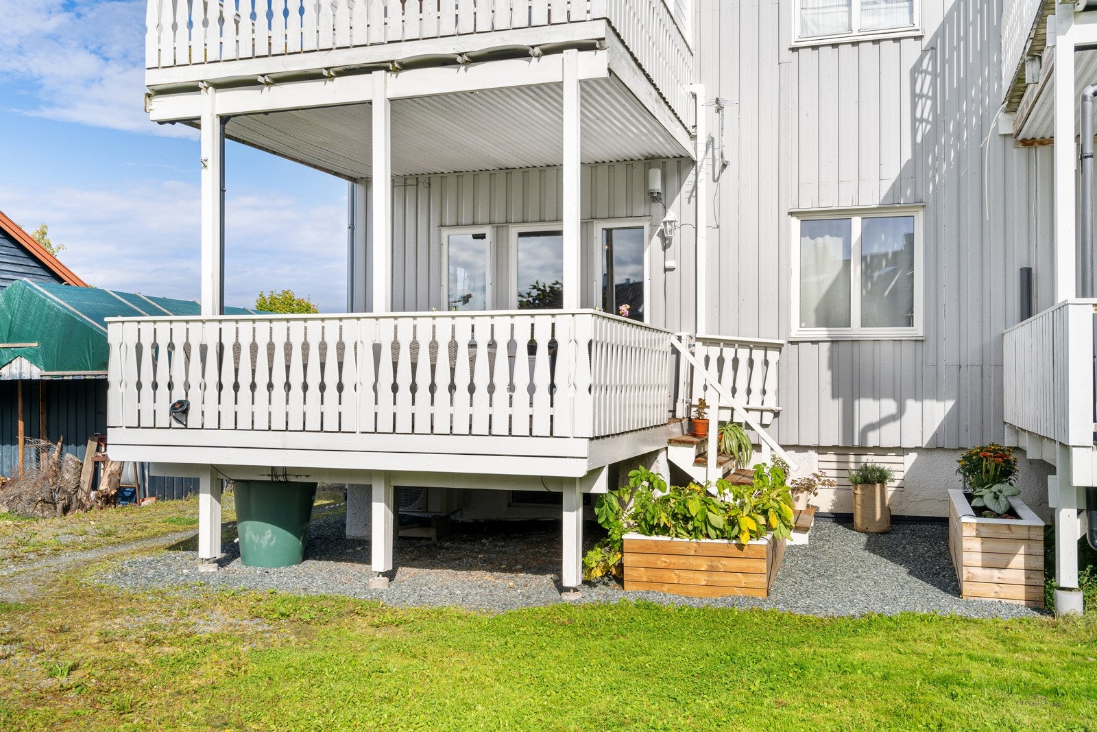 Det er lagt takplater for å tette terrassen til leiligheten over slik at det ikke renner vann ned, dermed kan man sitte ute selv om det regner. Galleribilde