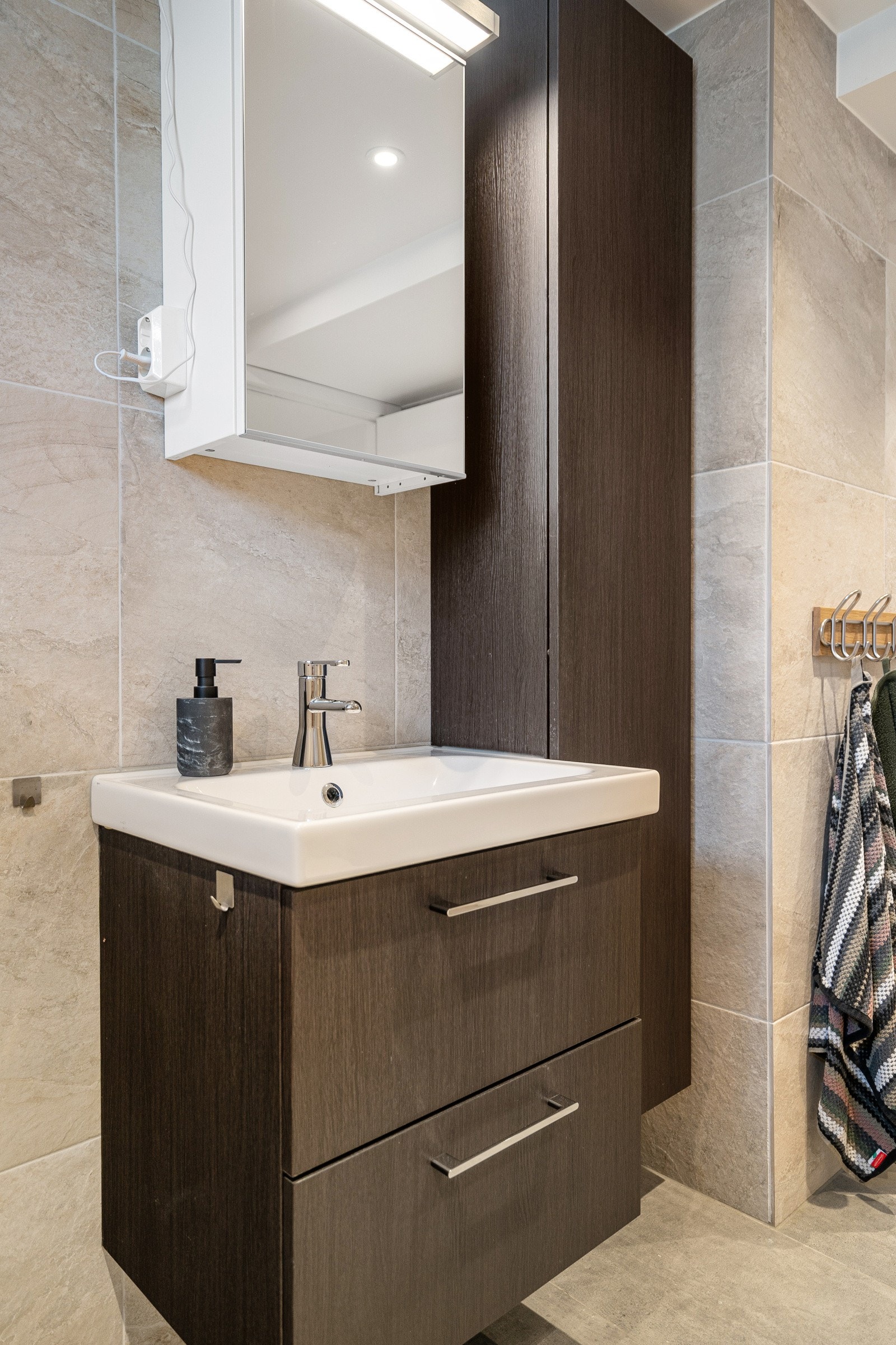 Flislagt gulv med gulvvarme og flistlagte vegger. Galleribilde