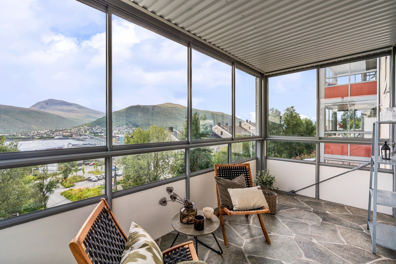 Her er det god plass for utemøbler, og ikke minst nydelig utsikt. Galleribilde