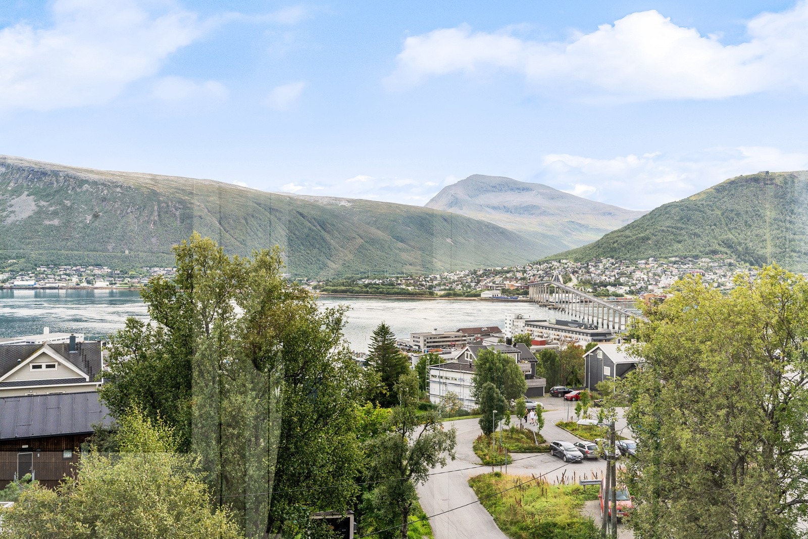 En lys og tiltalende 4-roms hjørneleilighet med sentrumsnær beliggenhet. Galleribilde