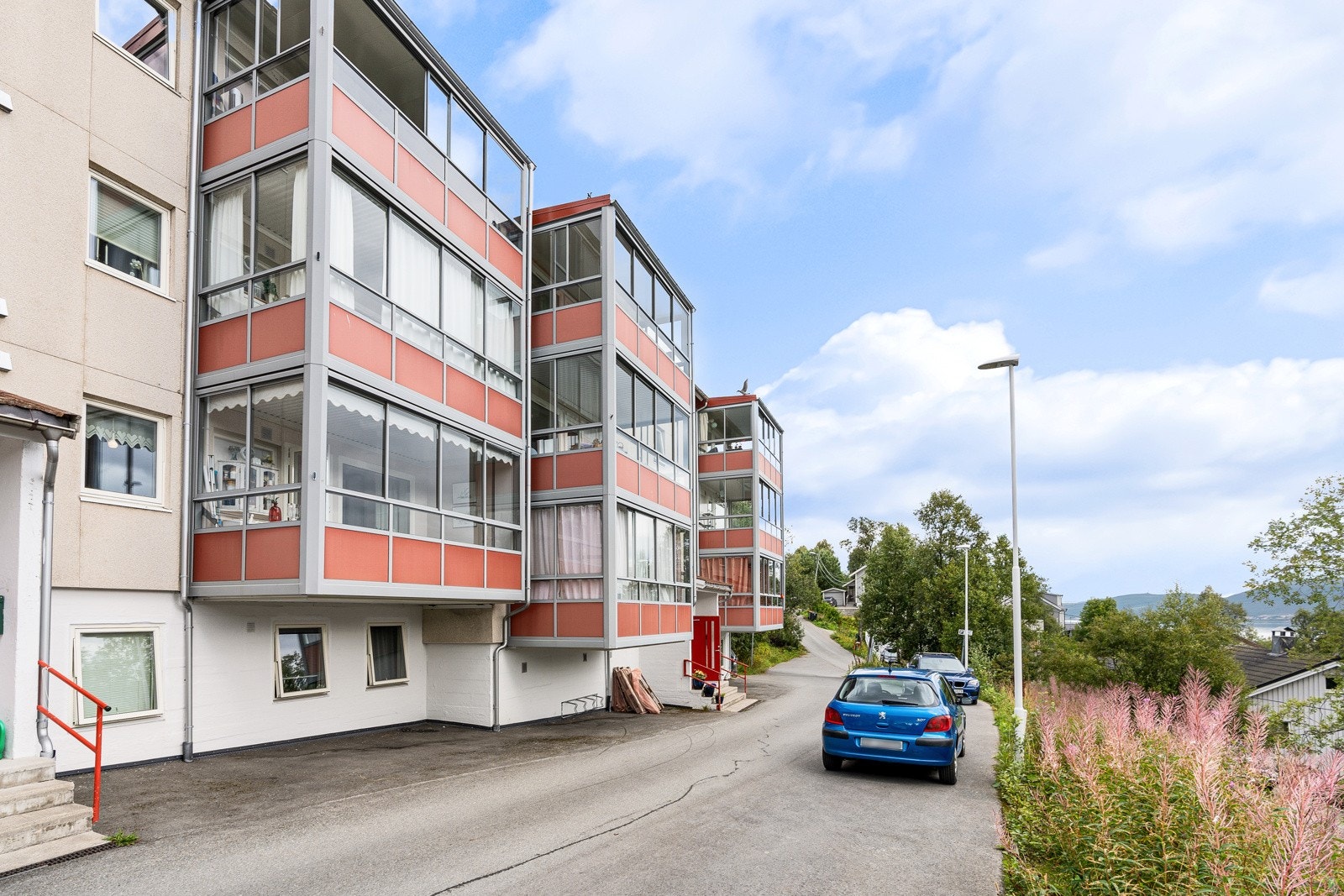 Leiligheten ligger i 2.etasje, uten innsyn, og med fantastisk utsikt. Borettslaget har oppstillingsplasser for bil rett utenfor blokka. Galleribilde