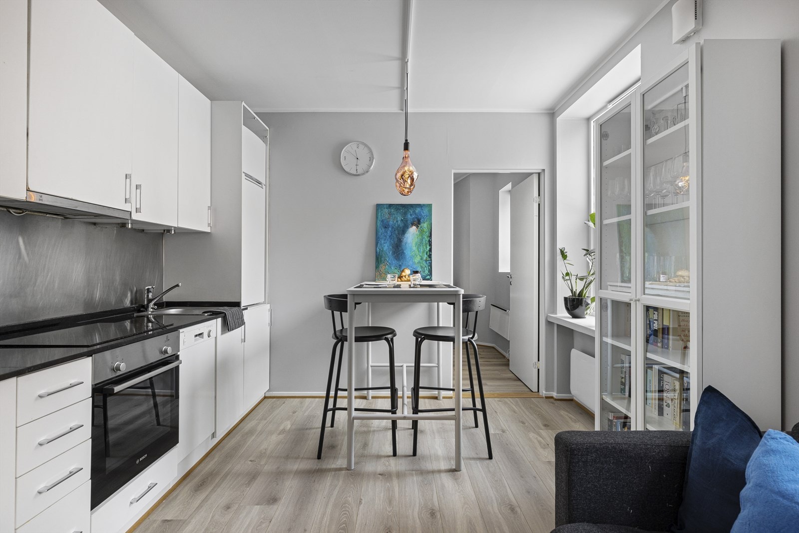 Leiligheten har åpen kjøkken-stue løsning som bidrar til et luftig og sosialt oppholdsrom. Galleribilde