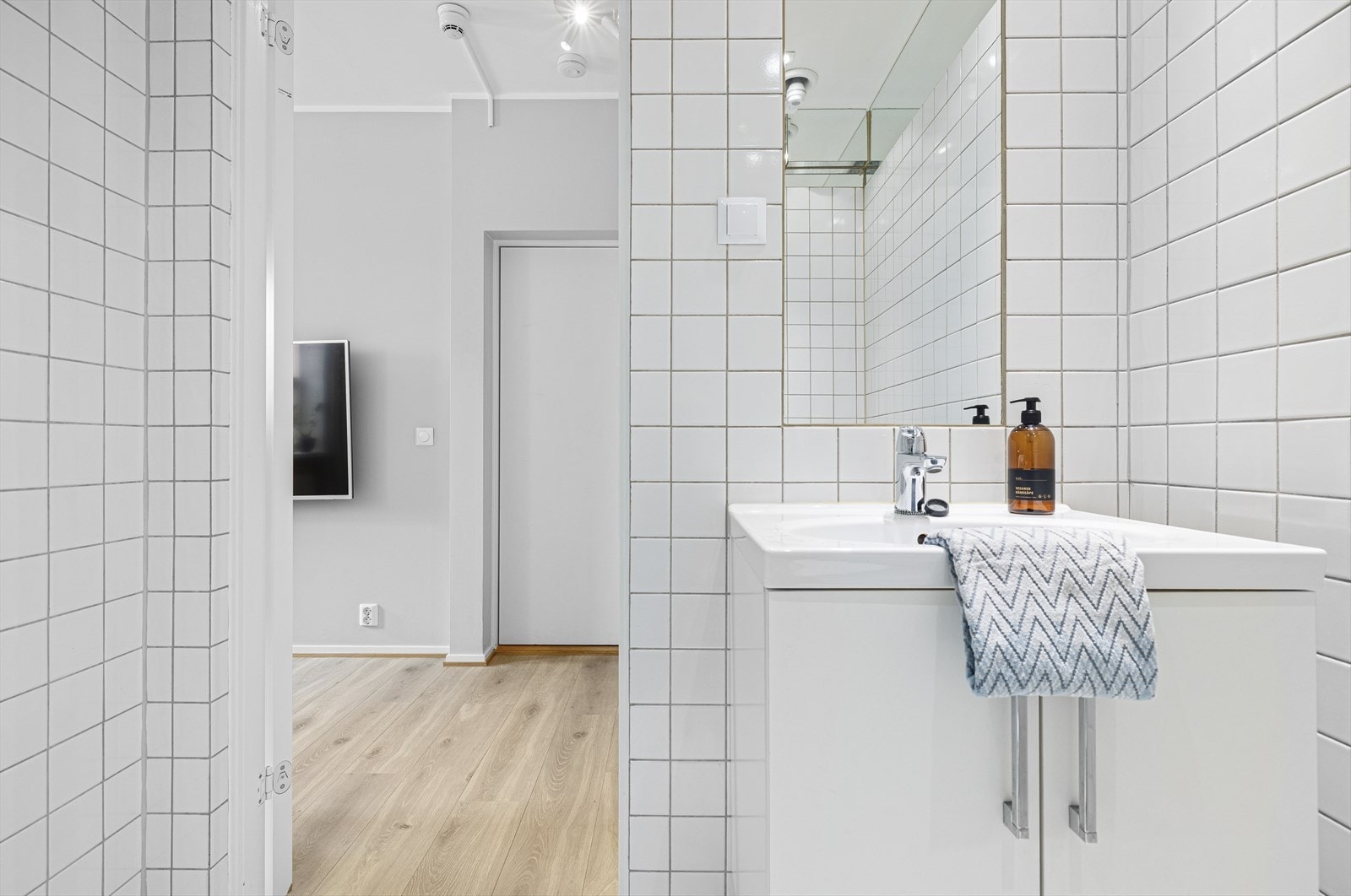 Flislagt bad med varmekabler i gulv og monterte downlights i tak. Galleribilde