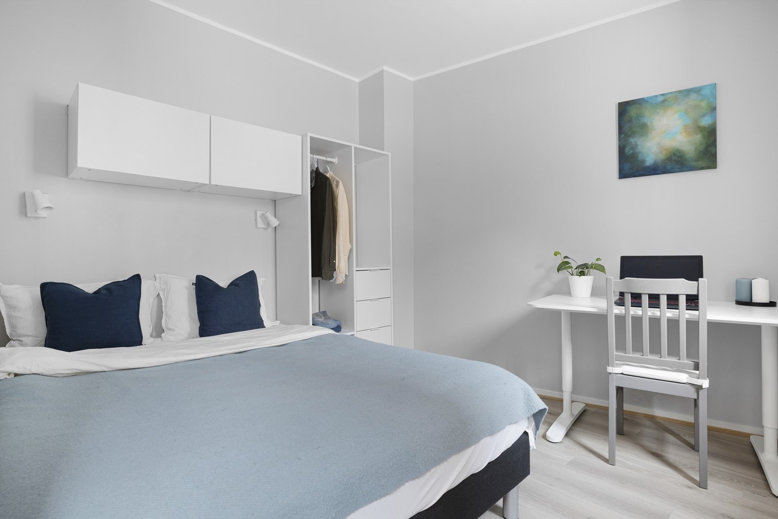 Soverommet er lunt og romslig med plass til dobbeltseng og øvrig møblement. Galleribilde