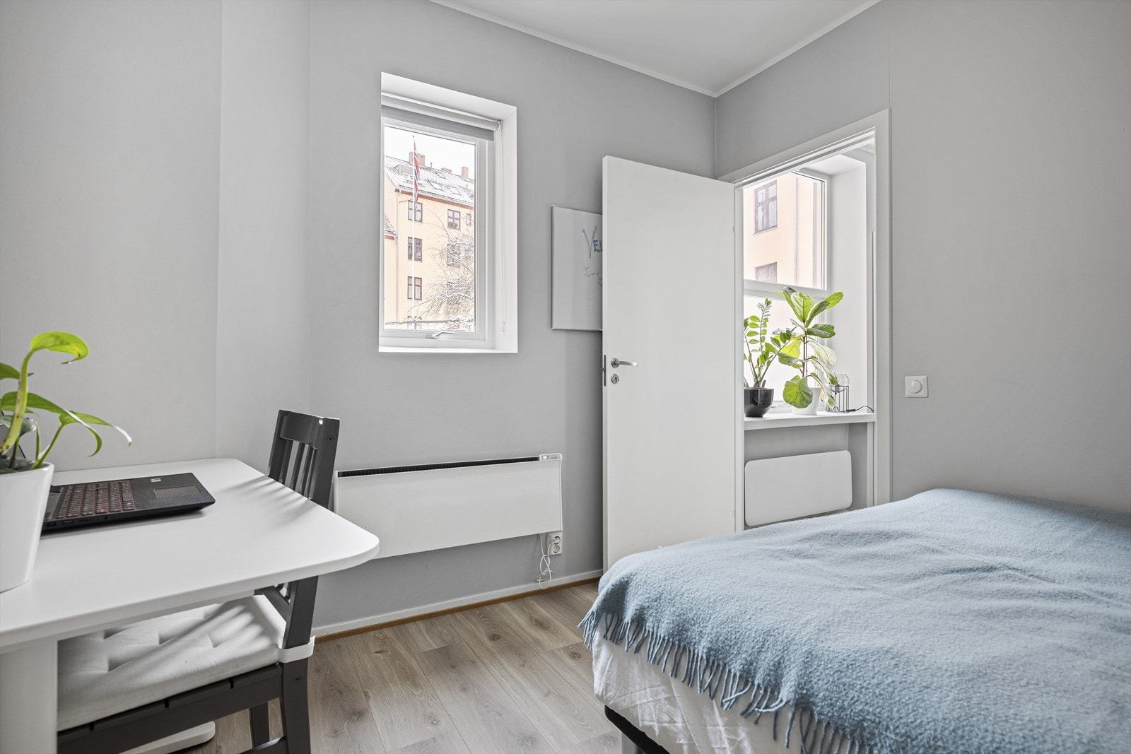 Fra stuen er det adgang til leilighetens soverom. Galleribilde