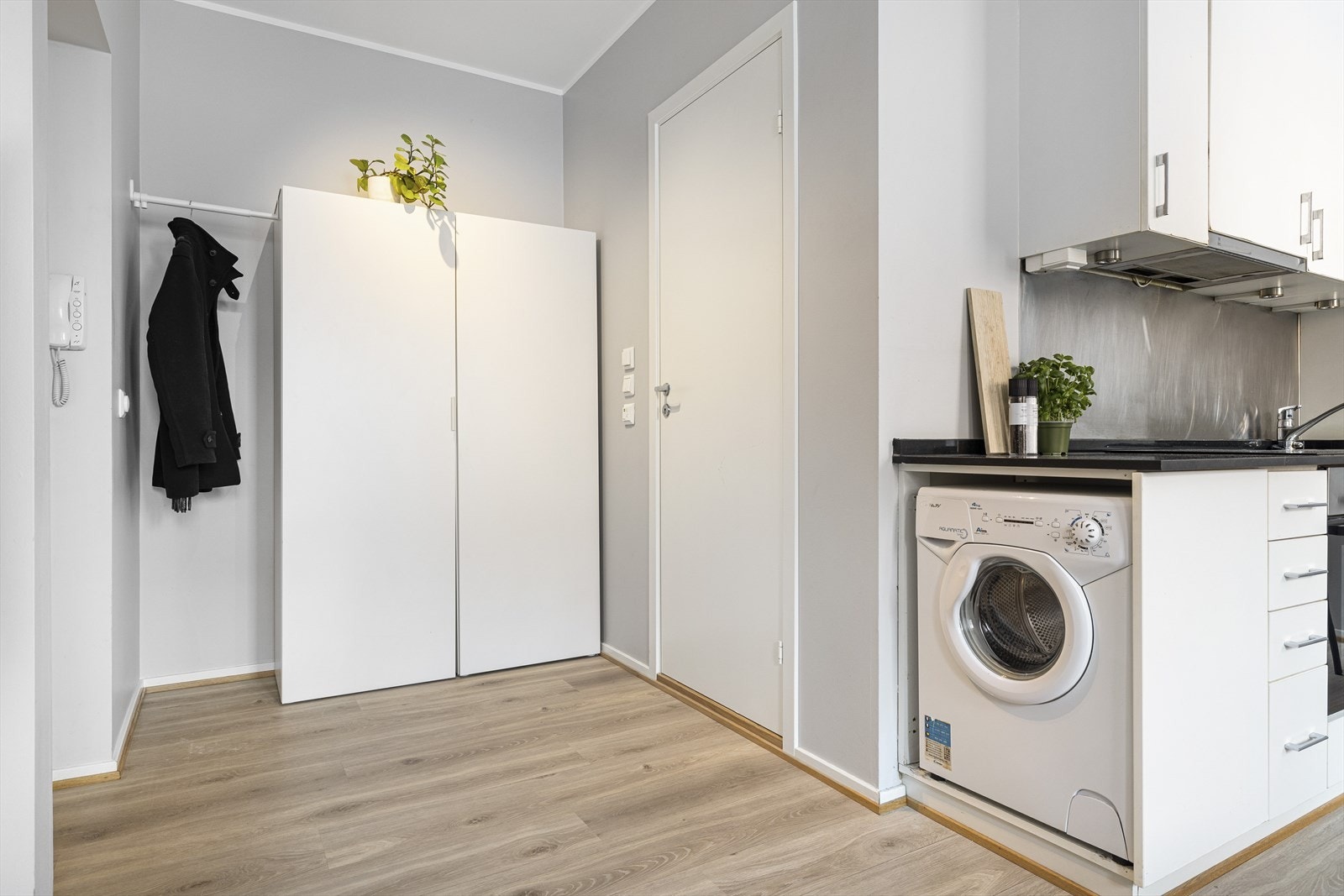 Her er det god plass til å henge fra seg yttertøy og oppbevare klær i garderobeskap. Dørcalling på vegg gjør det enkelt å slippe inn gjester. Galleribilde