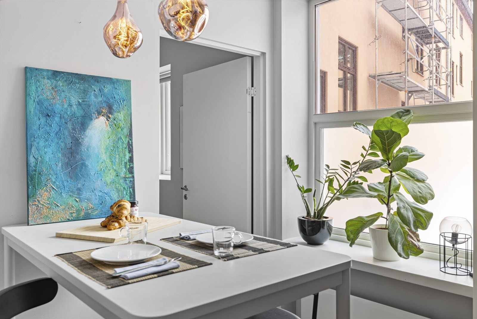 Hele leiligheten vender ut mot stille og rolig bakgård. Høy første etg. Galleribilde