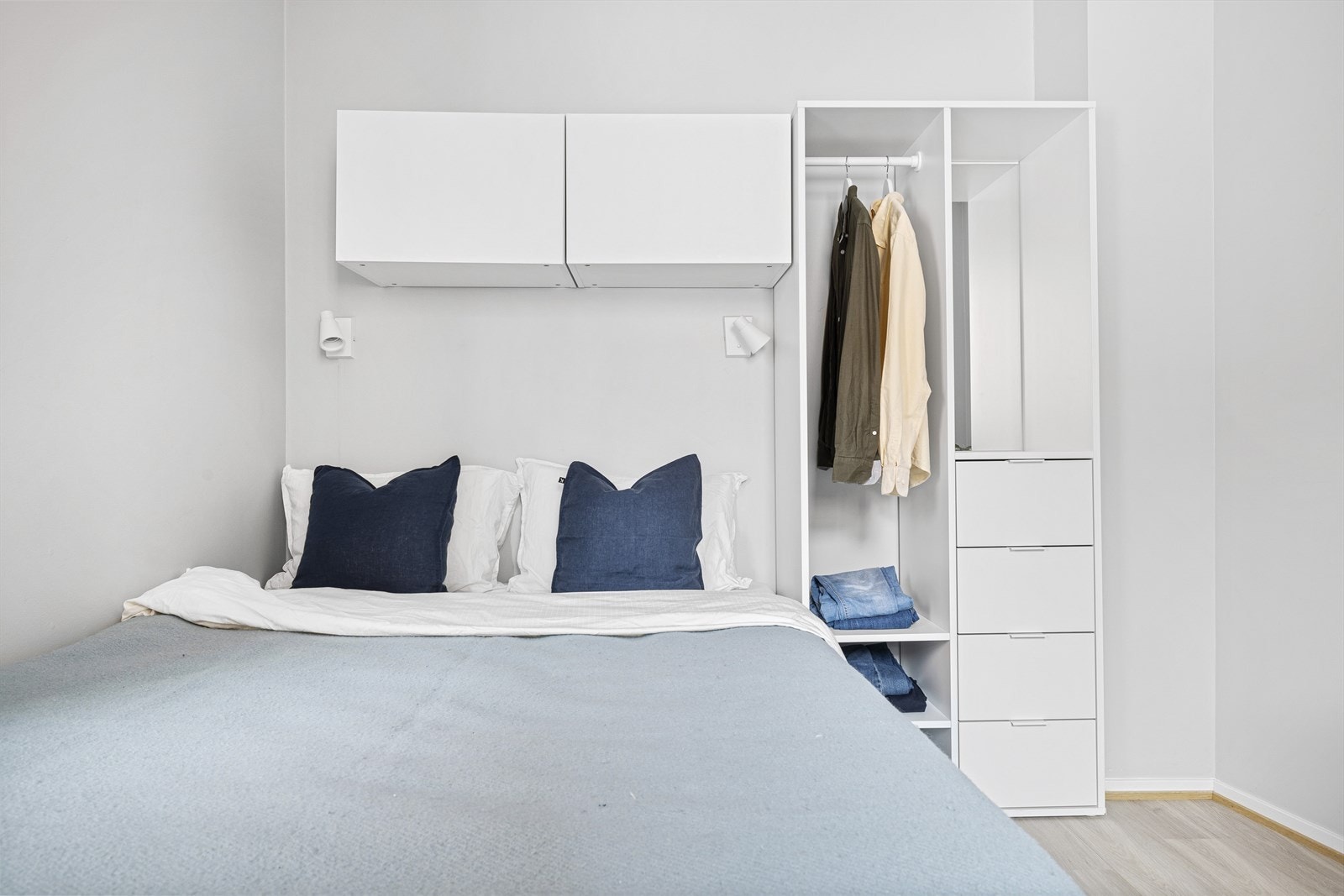 Her er det smarte løsninger med plassert vegghengt skap, samt åpen garderobe på soverom. Galleribilde