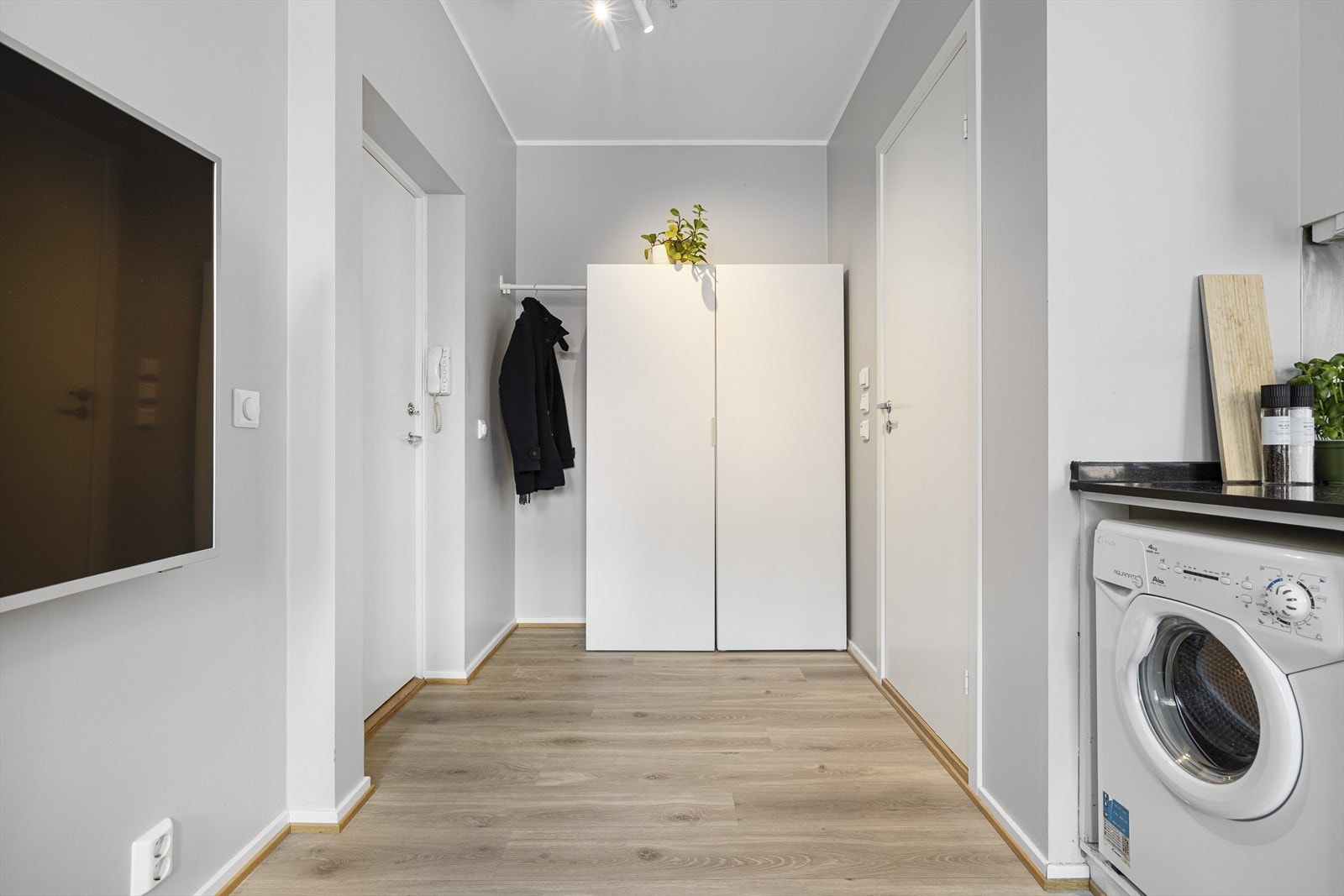 Romslig og innbydende entré som gir et godt førsteinntrykk av leiligheten. Galleribilde