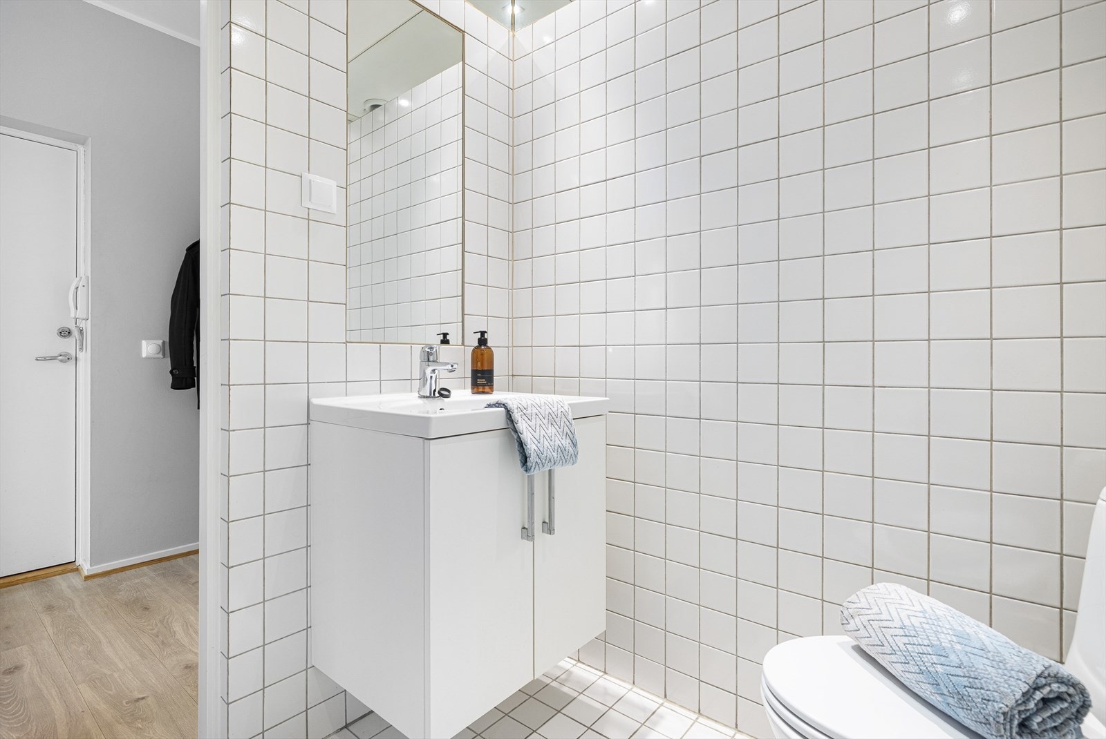 Badet har mekanisk avtrekk med avtrekksventil i tak. Galleribilde